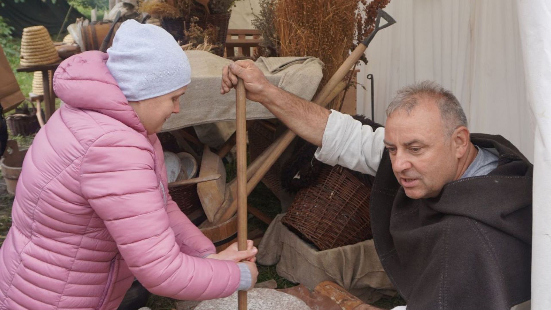 Uczestniczka Aneta podczas V Festynu Archeologicznego ''Kierunek Grodzisko!'' w Mrozach.