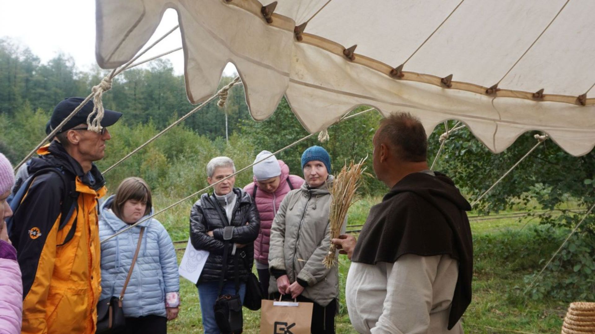 Uczestnicy podczas V Festynu Archeologicznego ''Kierunek Grodzisko!'' w Mrozach.