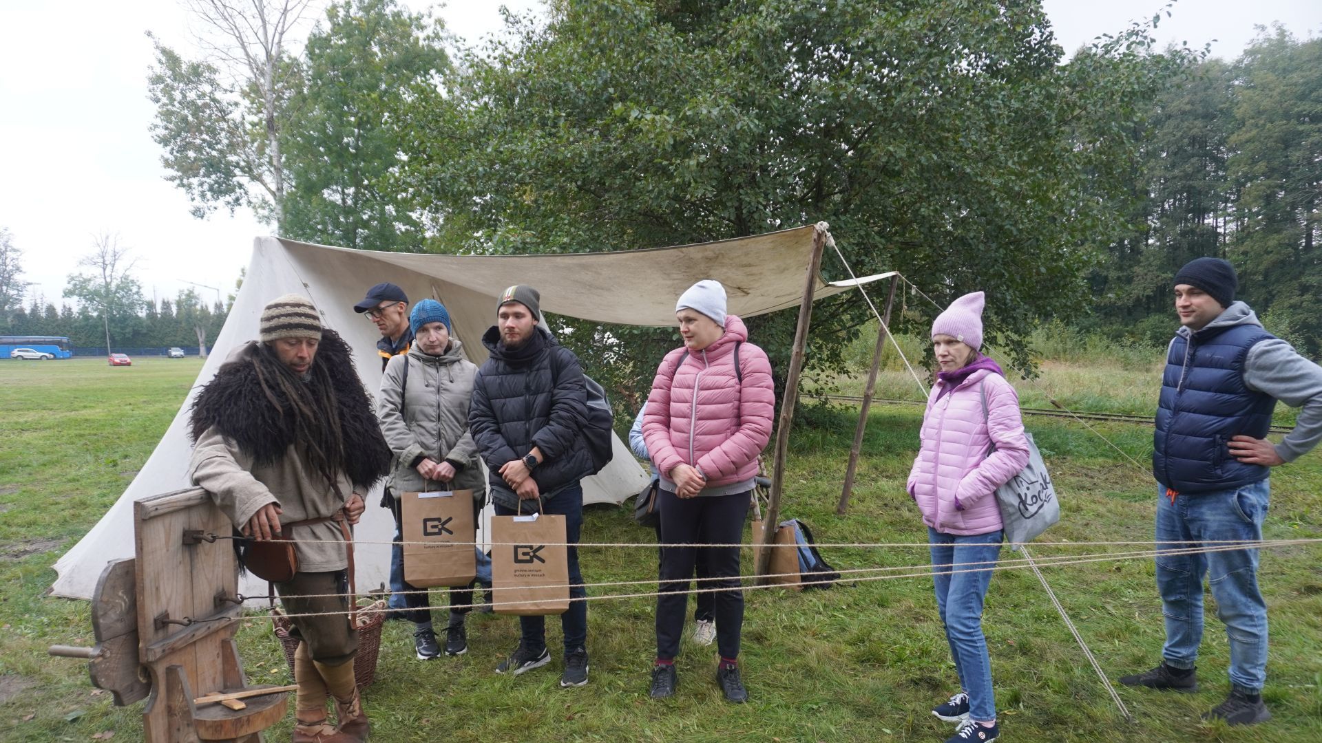 Pokaz kręcenia powrozów podczas V Festynu Archeologicznego ''Kierunek Grodzisko!'' w Mrozach.