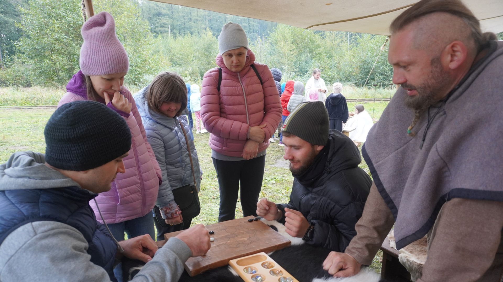 Uczestnicy Konrad i Bartek grają w średniowieczną grę planszową podczas V Festynu Archeologicznego ''Kierunek Grodzisko!'' w Mrozach.