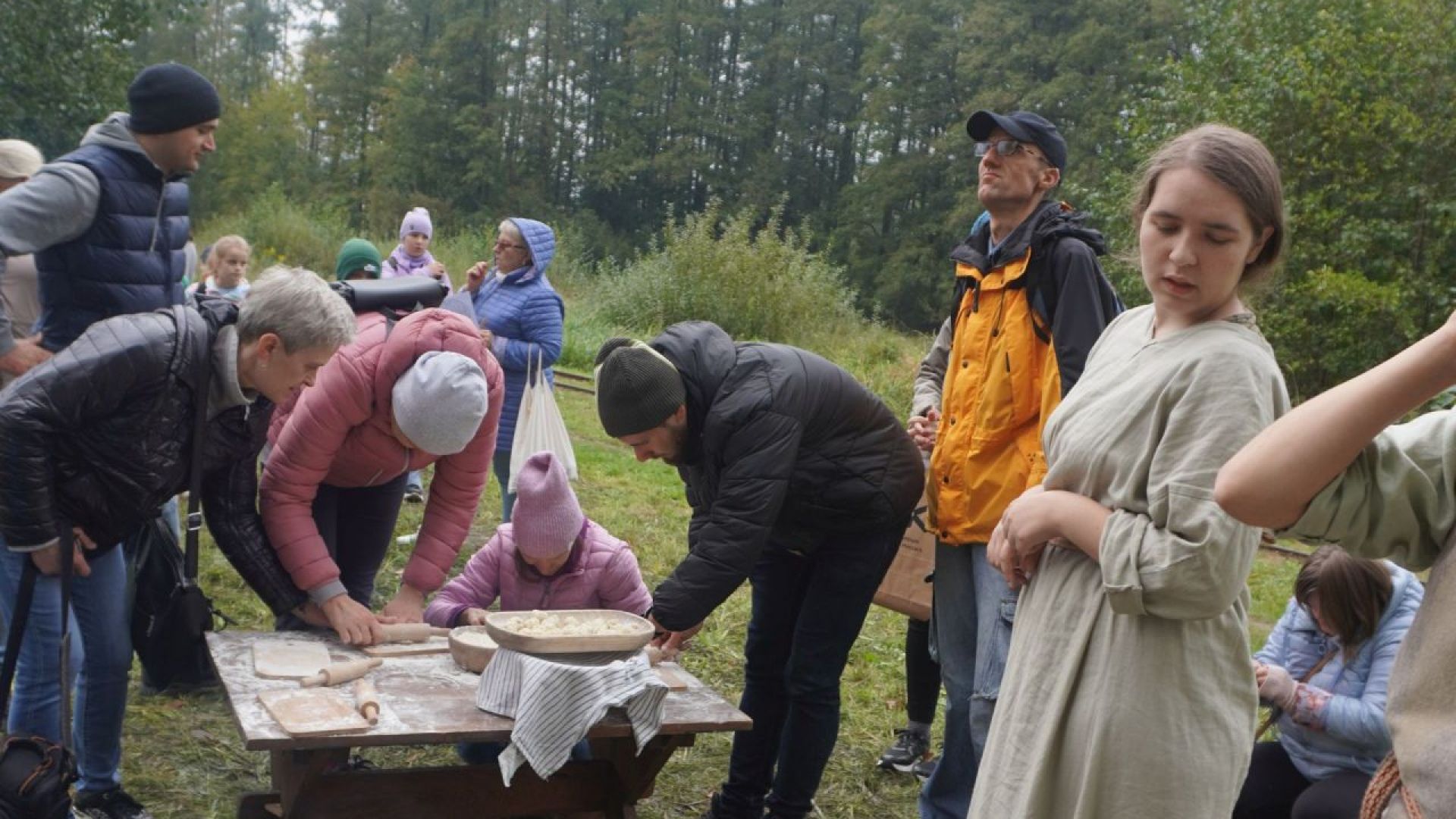 Uczestnicy przygotowują podpłomyki podczas V Festynu Archeologicznego ''Kierunek Grodzisko!'' w Mrozach.