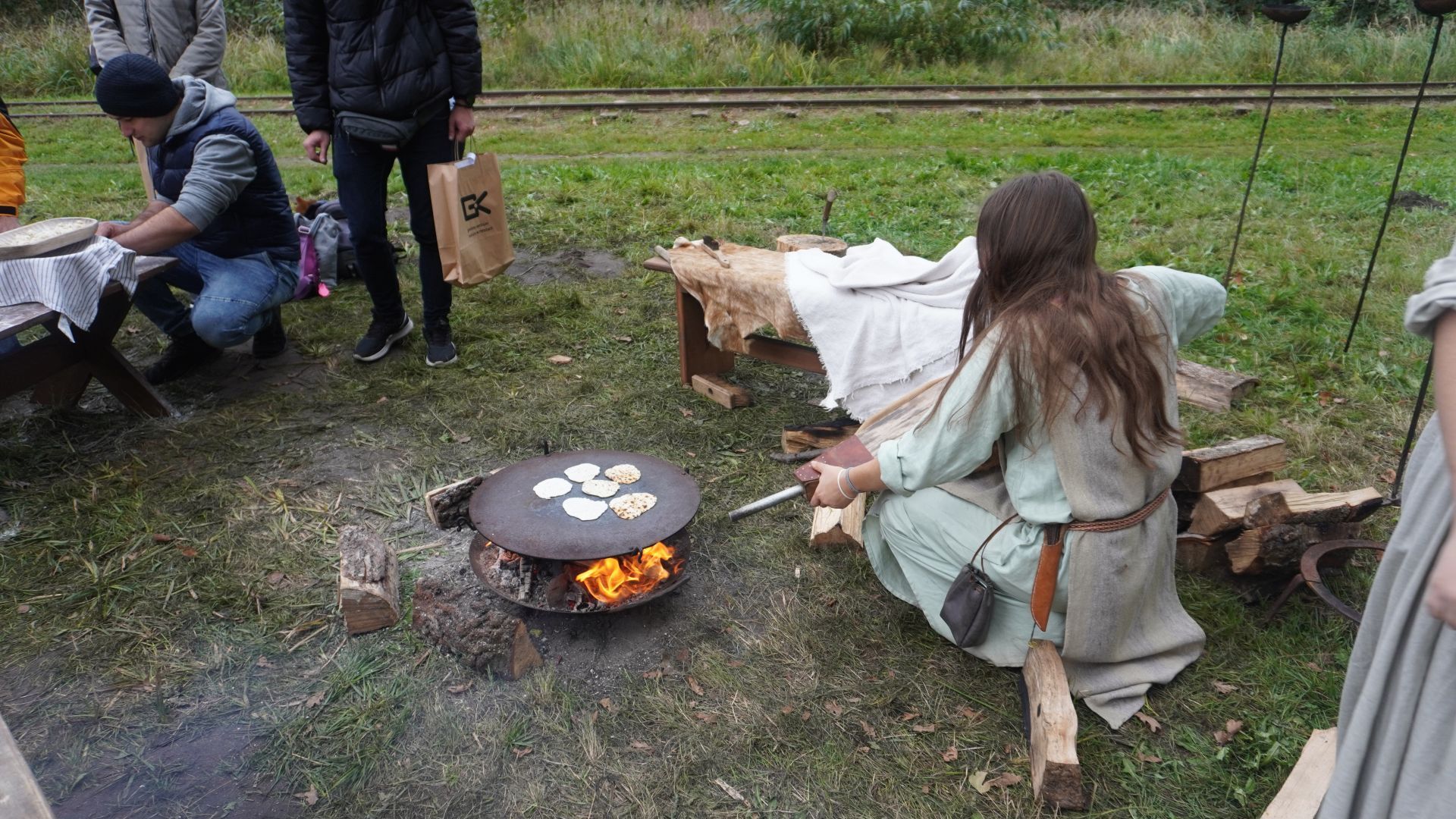 Wypiekanie podpłomyków podczas V Festynu Archeologicznego ''Kierunek Grodzisko!'' w Mrozach.
