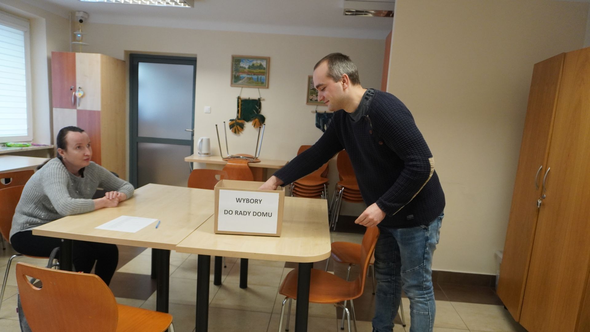 Uczestnik Konrad wrzuca kartę wyborczą do ''urny wyborczej''. 