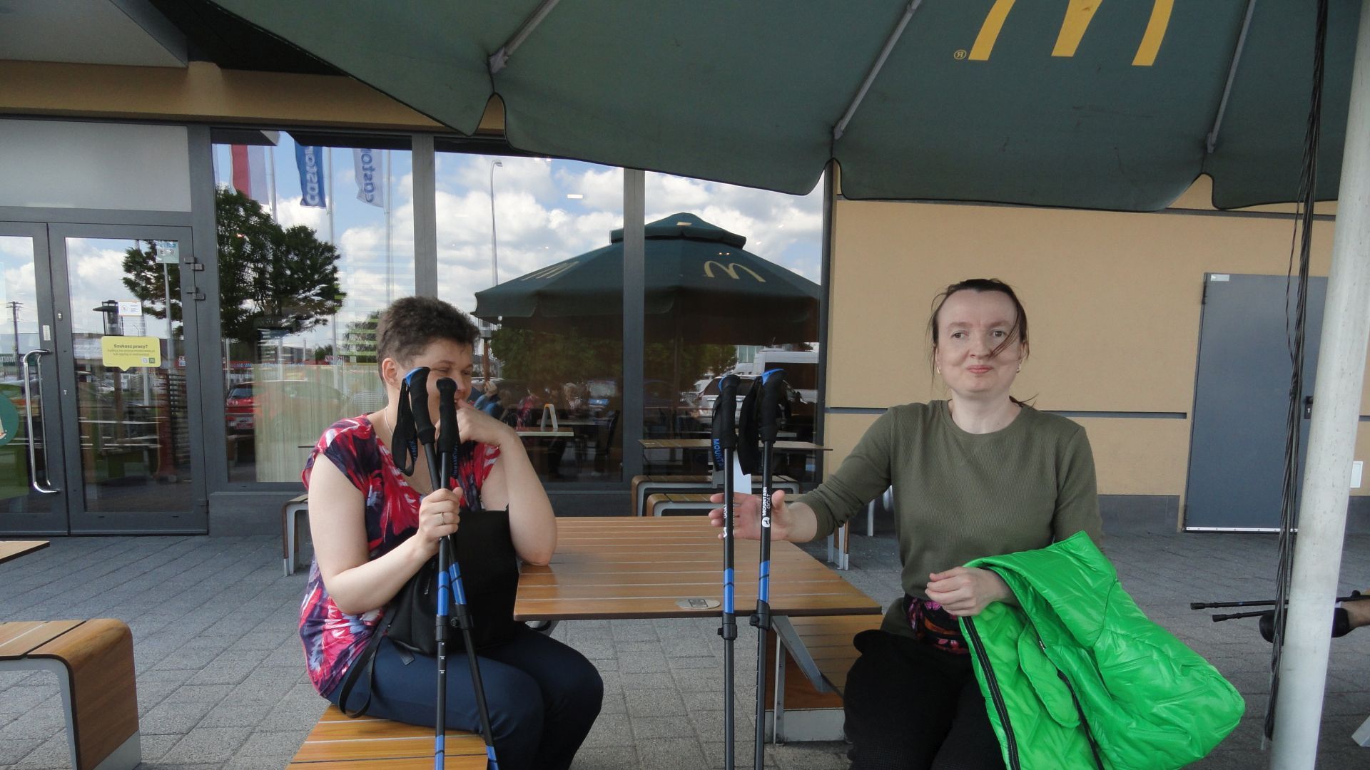 Uczestniczki Aneta i Anna Cz. odpoczywają podczas wyjścia z kijkami do nordic walking.