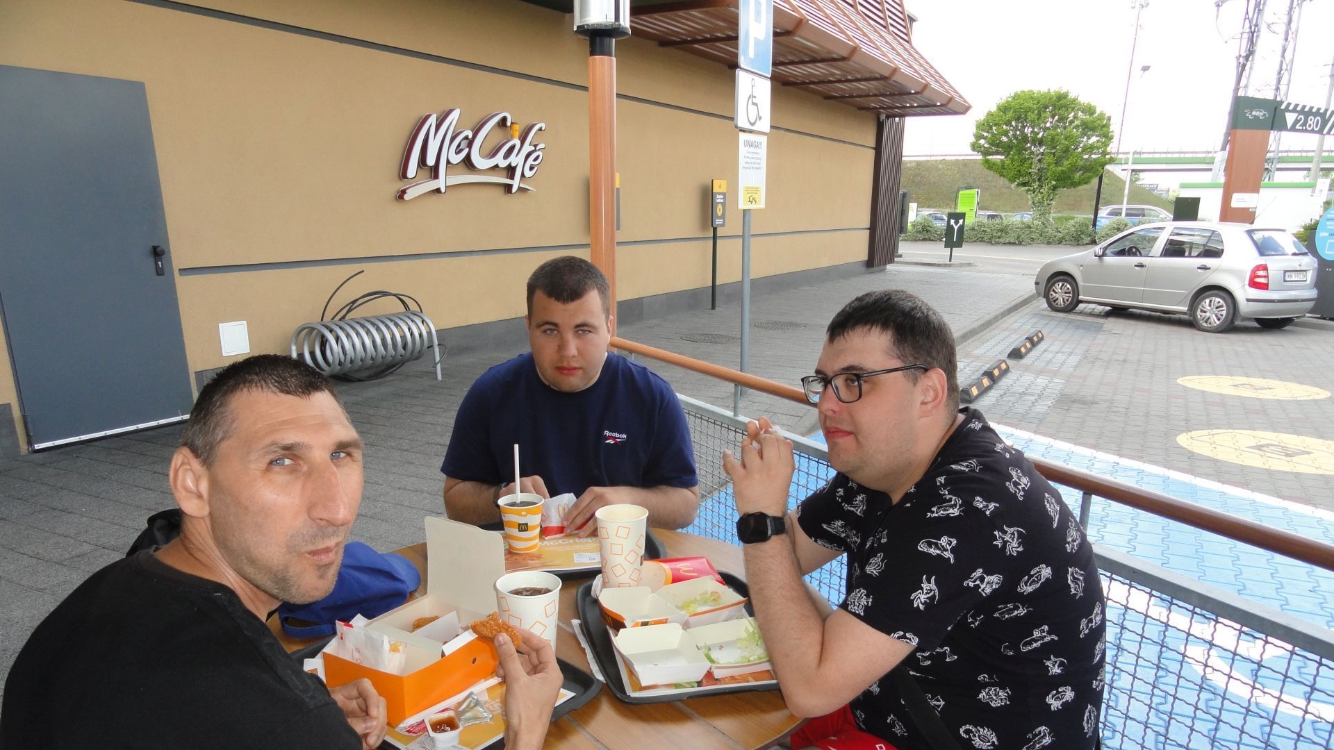 Uczestnicy jedzą posiłek w restauracji McDonald's podczas wyjścia z kijkami do nordic walking.