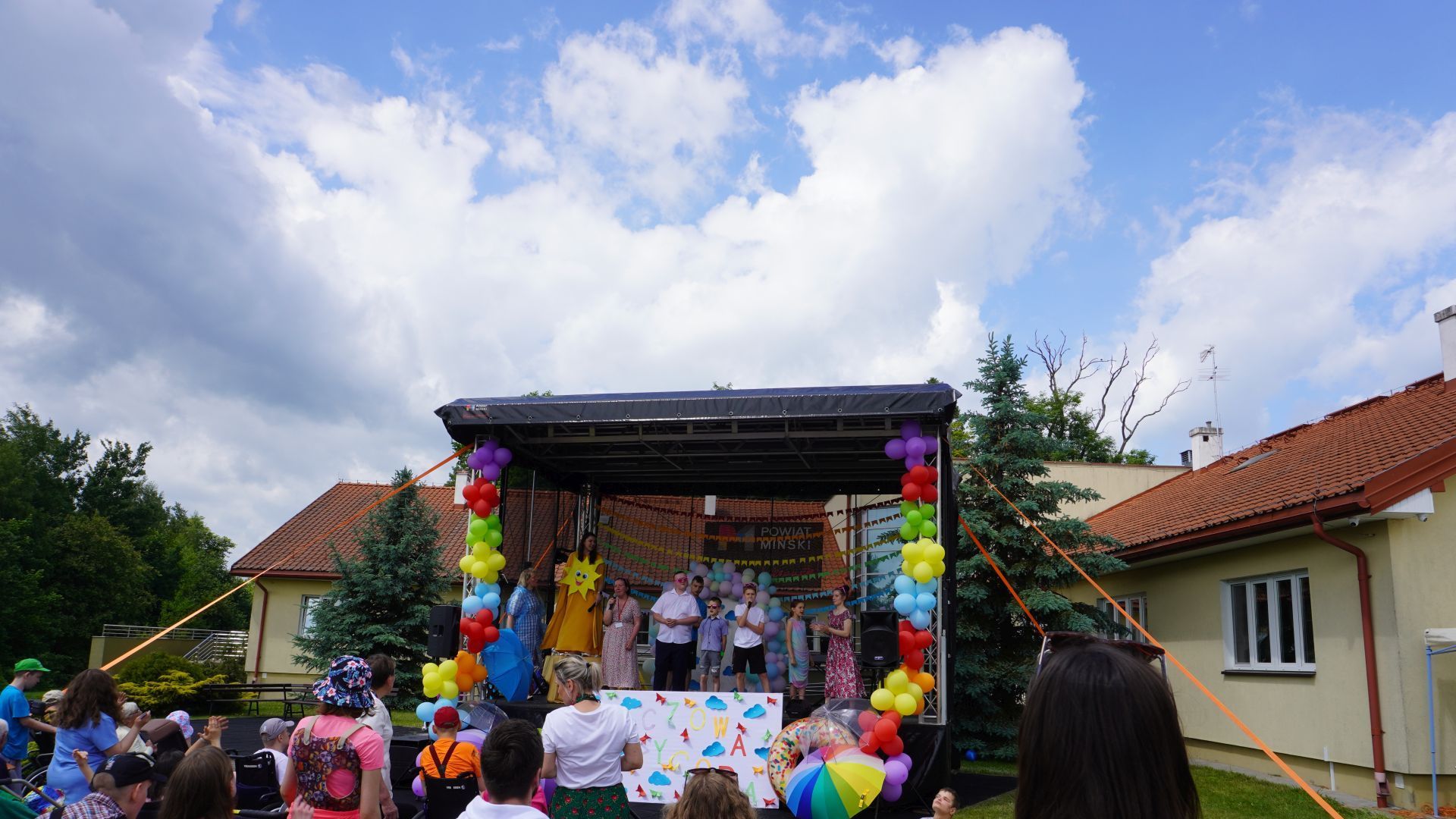 Występ artystyczny na scenie podczas Pikniku Rodzinnego ''Tęczowa przygoda'' w DPS w Kątach.