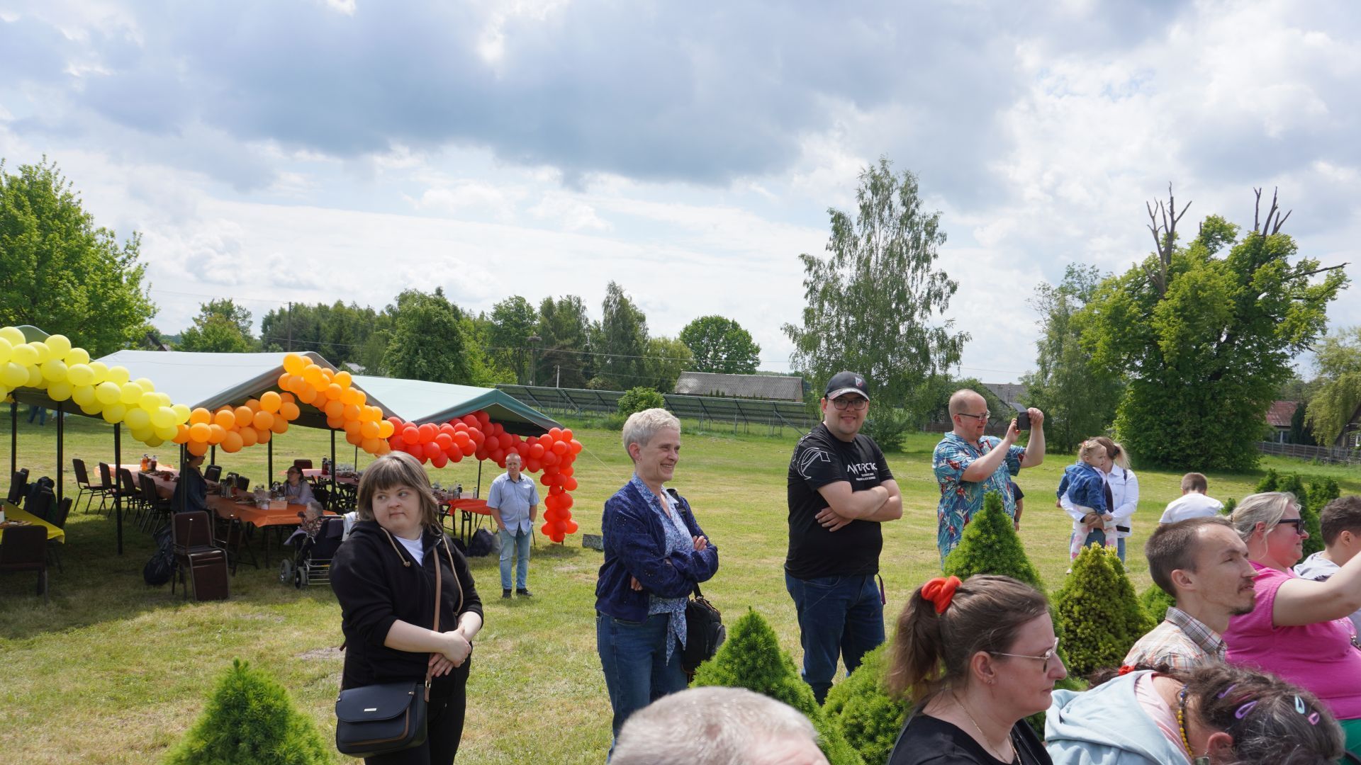 Uczestnicy naszego Domu wraz z opiekunem podczas Pikniku Rodzinnego ''Tęczowa przygoda'' w DPS w Kątach.