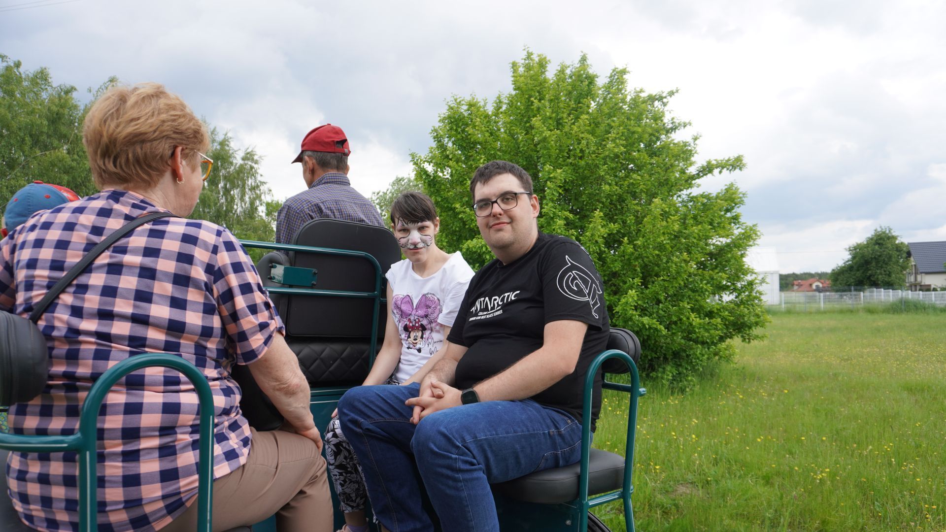 Uczestnicy Małgorzata i Karol podczas przejażdżki bryczką konną na Pikniku Rodzinnym ''Tęczowa przygoda'' w DPS w Kątach.