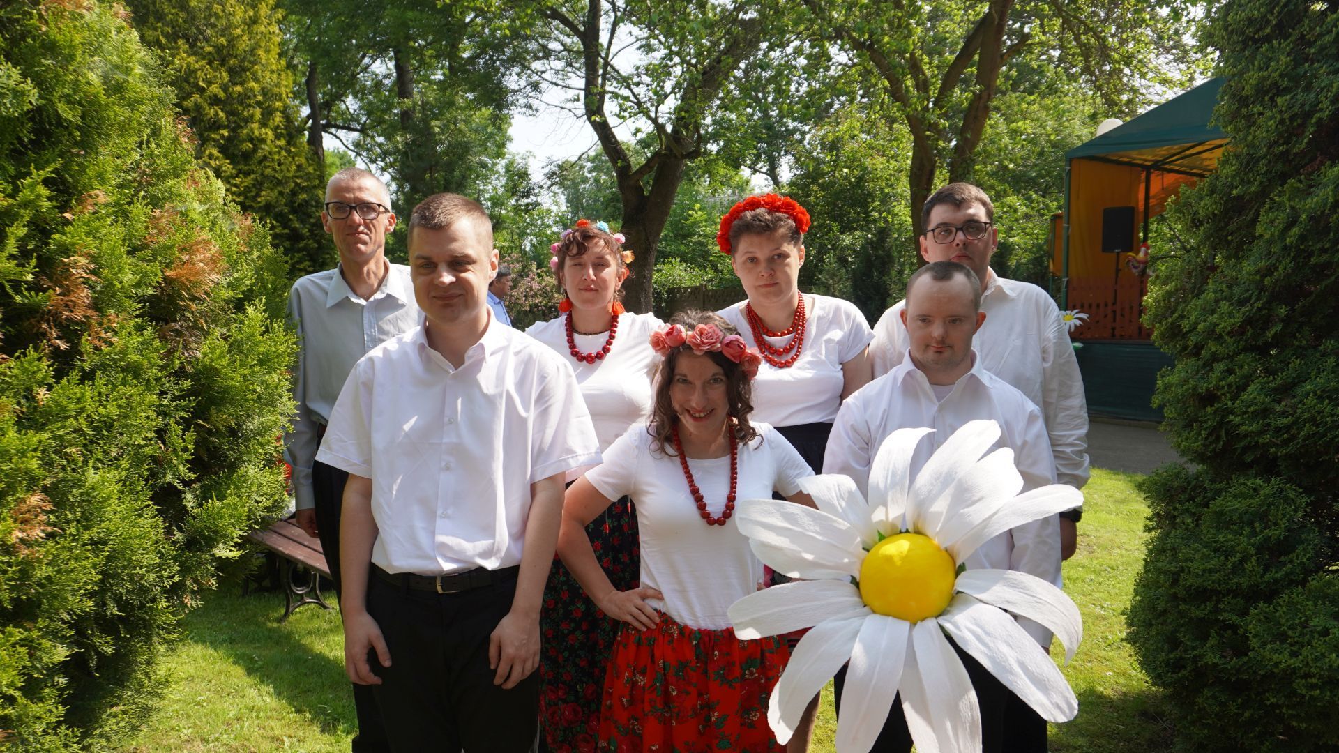 Uczestnicy naszego Domu w ludowych strojach przygotowani do zaśpiewania piosenki ''Lipka'' podczas III Pikniku u Józefa w DPS św. Józefa w Mieni.