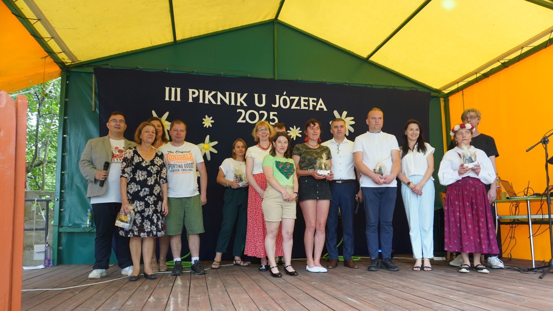 Rozdanie pamiątkowych prezentów podczas III Pikniku u Józefa w DPS św. Józefa w Mieni.