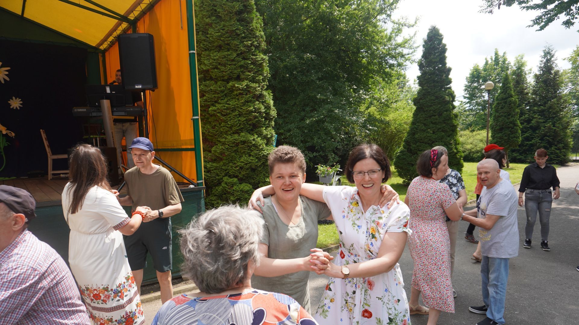 Uczestniczka Aneta dobrze się bawi podczas III Pikniku u Józefa w DPS św. Józefa w Mieni.