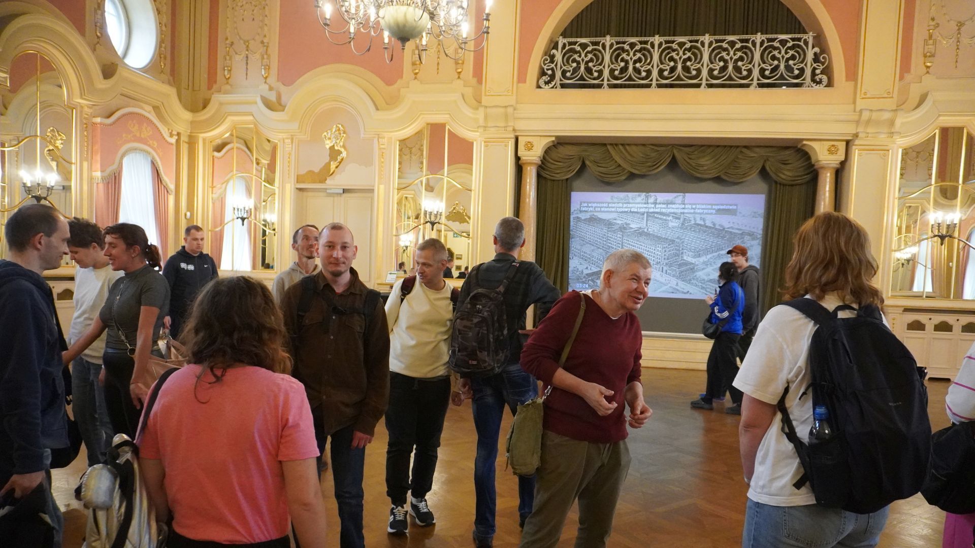 Uczestnicy podczas zwiedzania Muzeum Miasta Łódź.