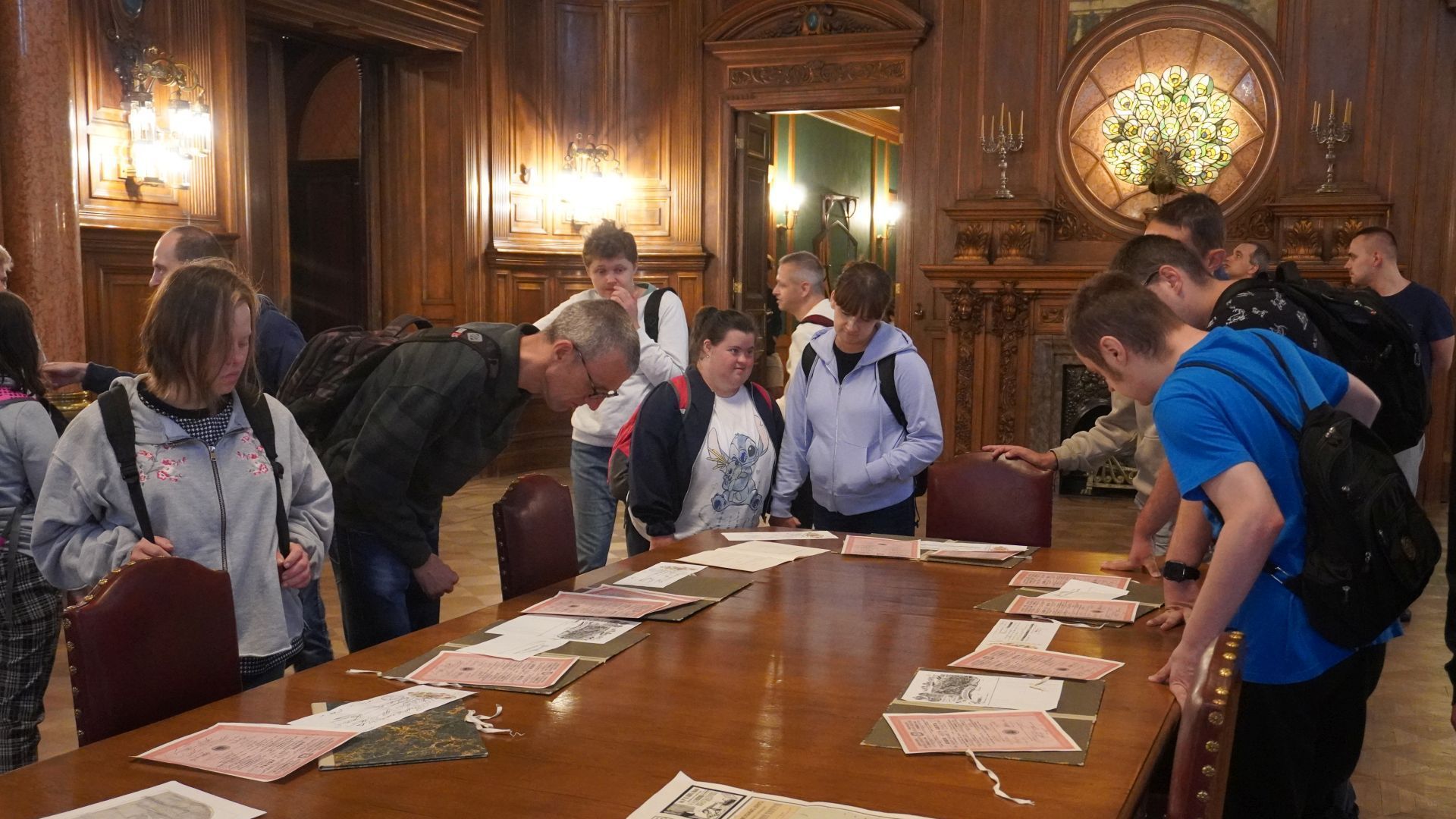 Uczestnicy podczas zwiedzania Muzeum Miasta Łódź.