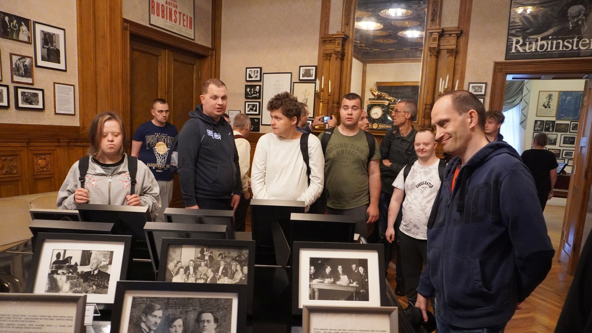 Uczestnicy podczas zwiedzania Muzeum Miasta Łódź.