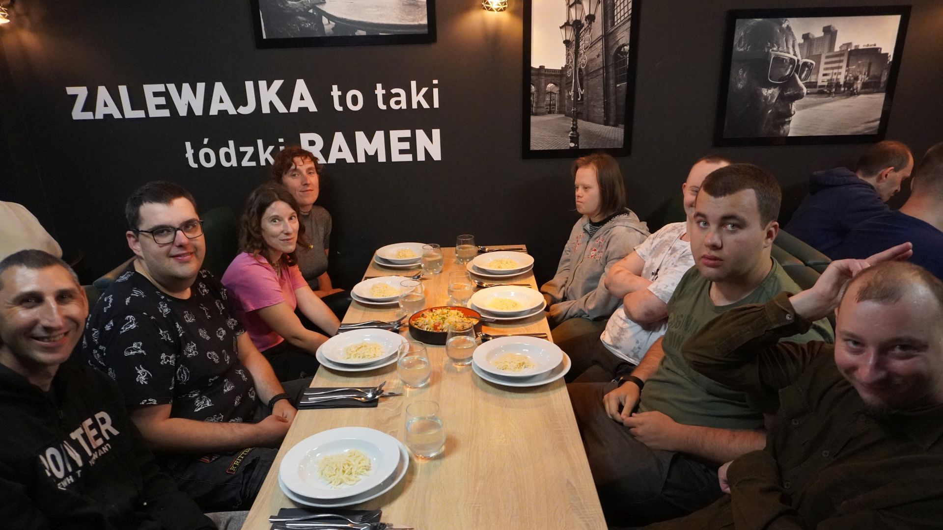 Uczestnicy podczas obiadu w restauracji w Łodzi.