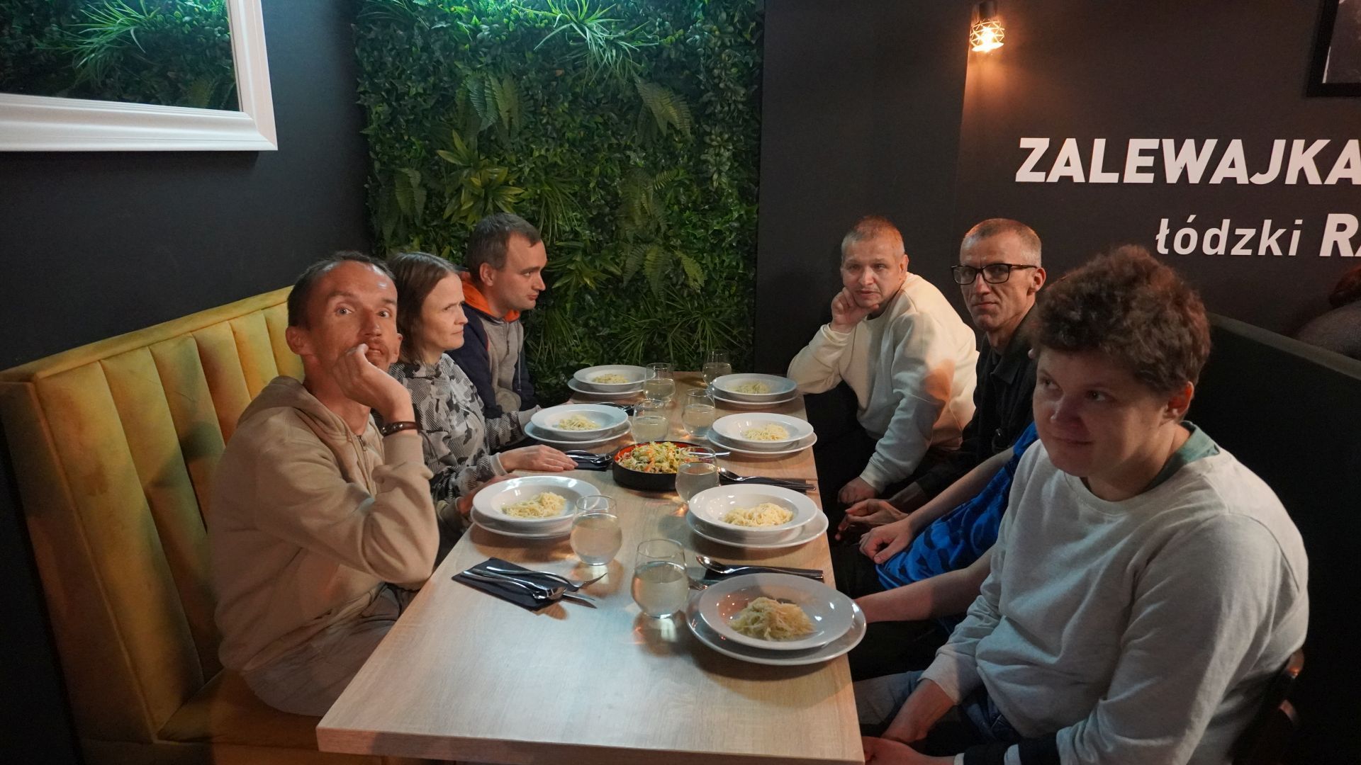 Uczestnicy podczas obiadu w restauracji w Łodzi.