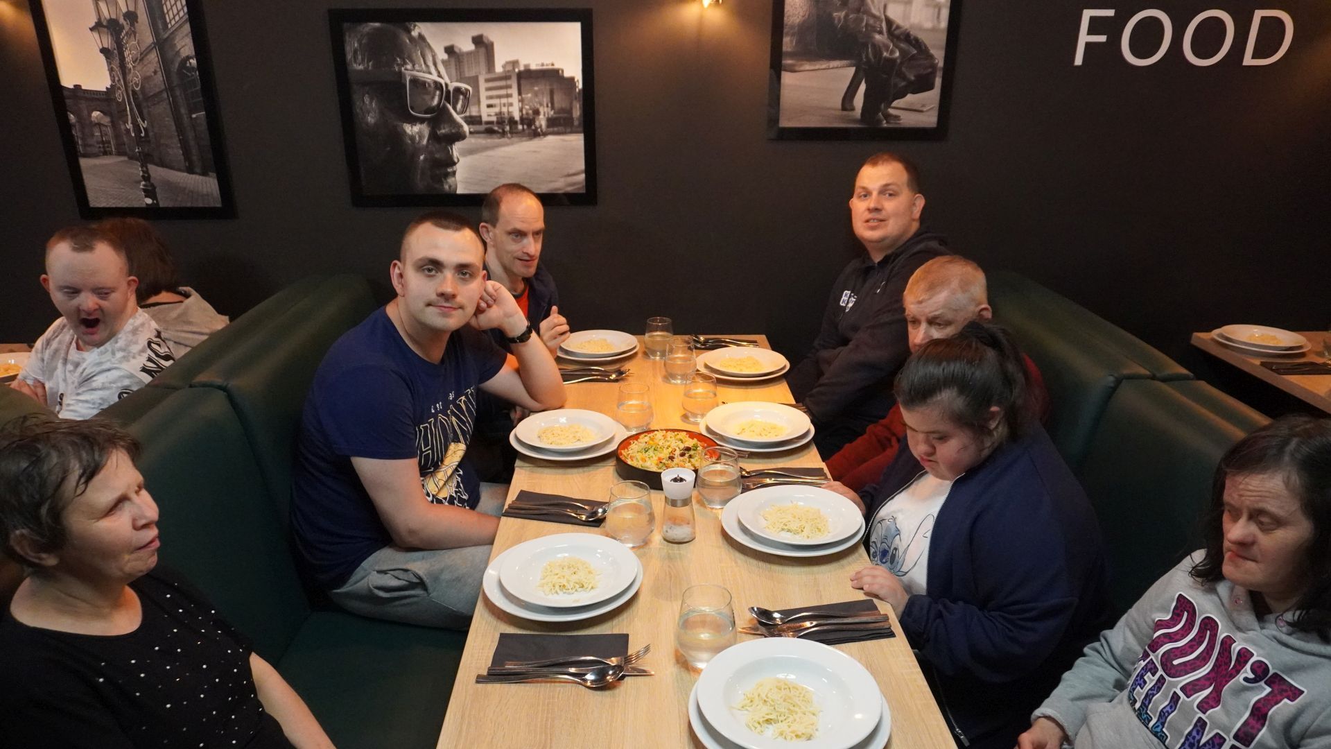 Uczestnicy podczas obiadu w restauracji w Łodzi.