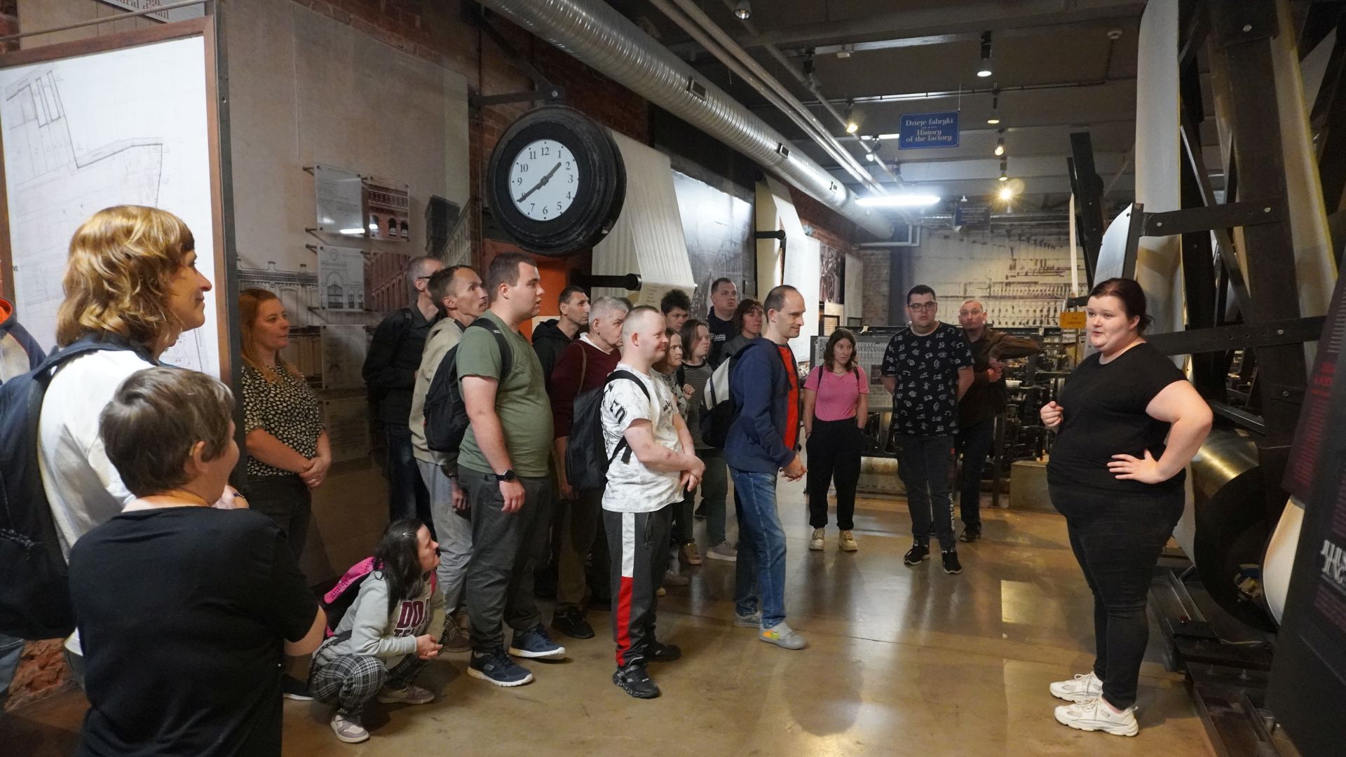 Uczestnicy podczas zwiedzania Muzeum Fabryki w Łodzi.