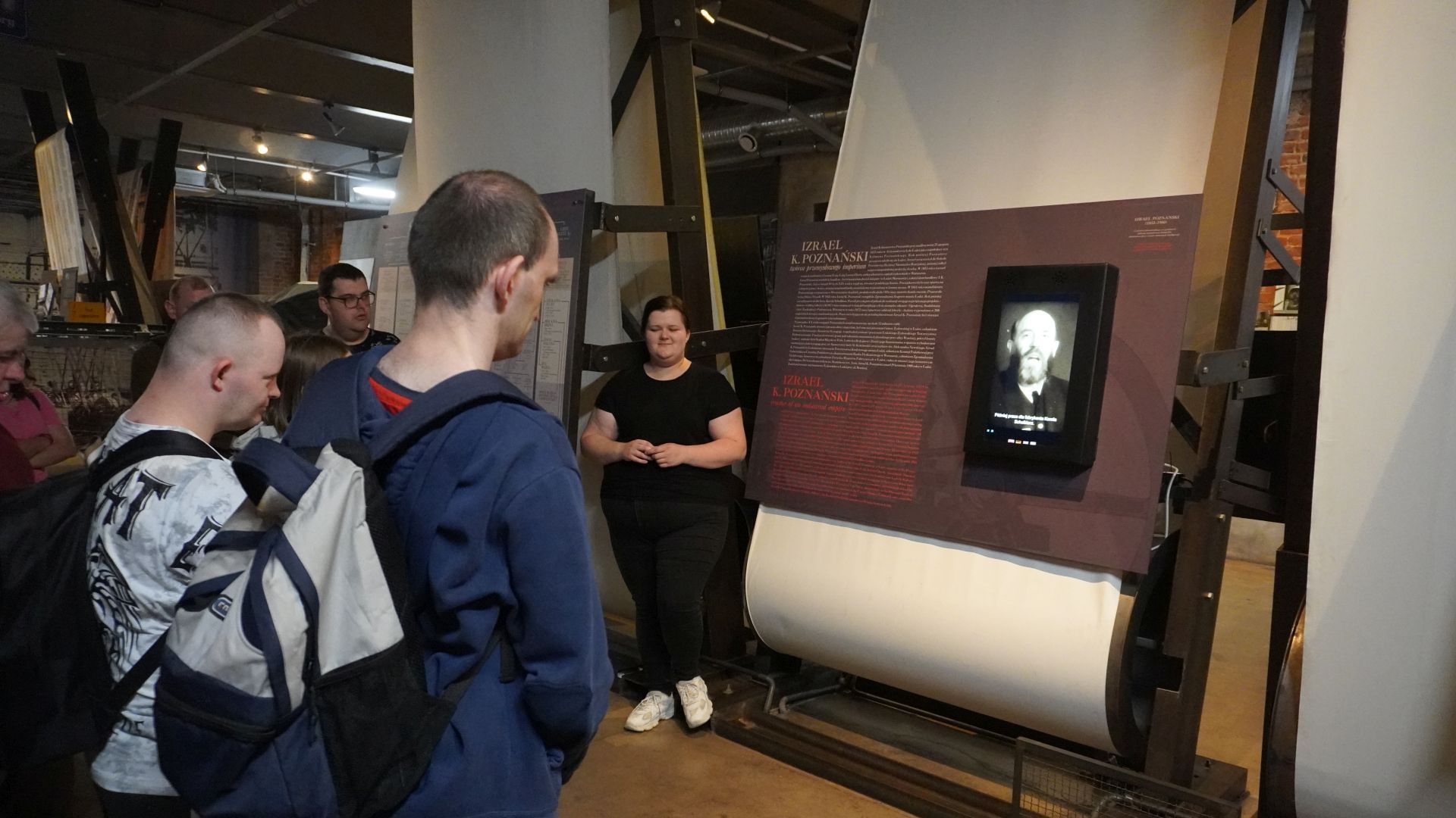 Uczestnicy podczas zwiedzania Muzeum Fabryki w Łodzi.