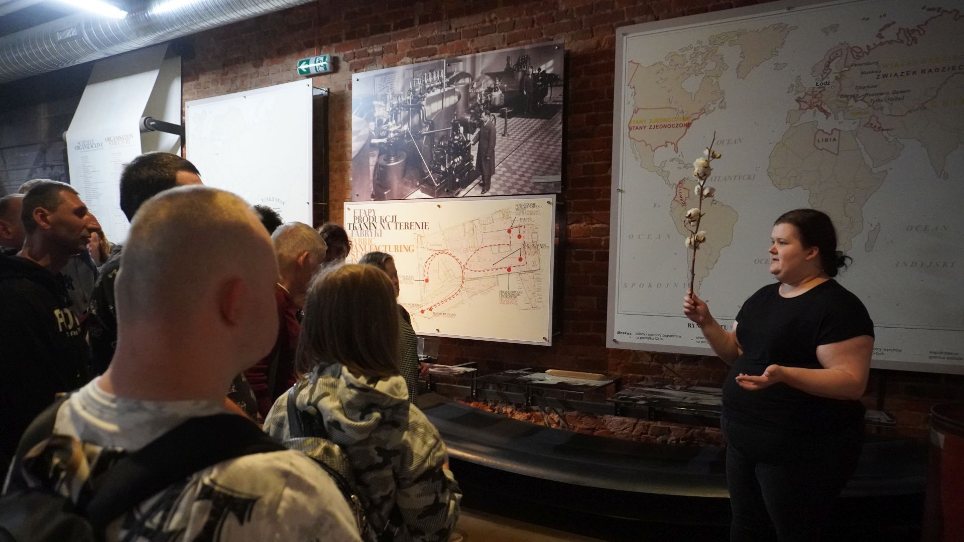 Uczestnicy podczas zwiedzania Muzeum Fabryki w Łodzi poznają proces powstawania bawełny.