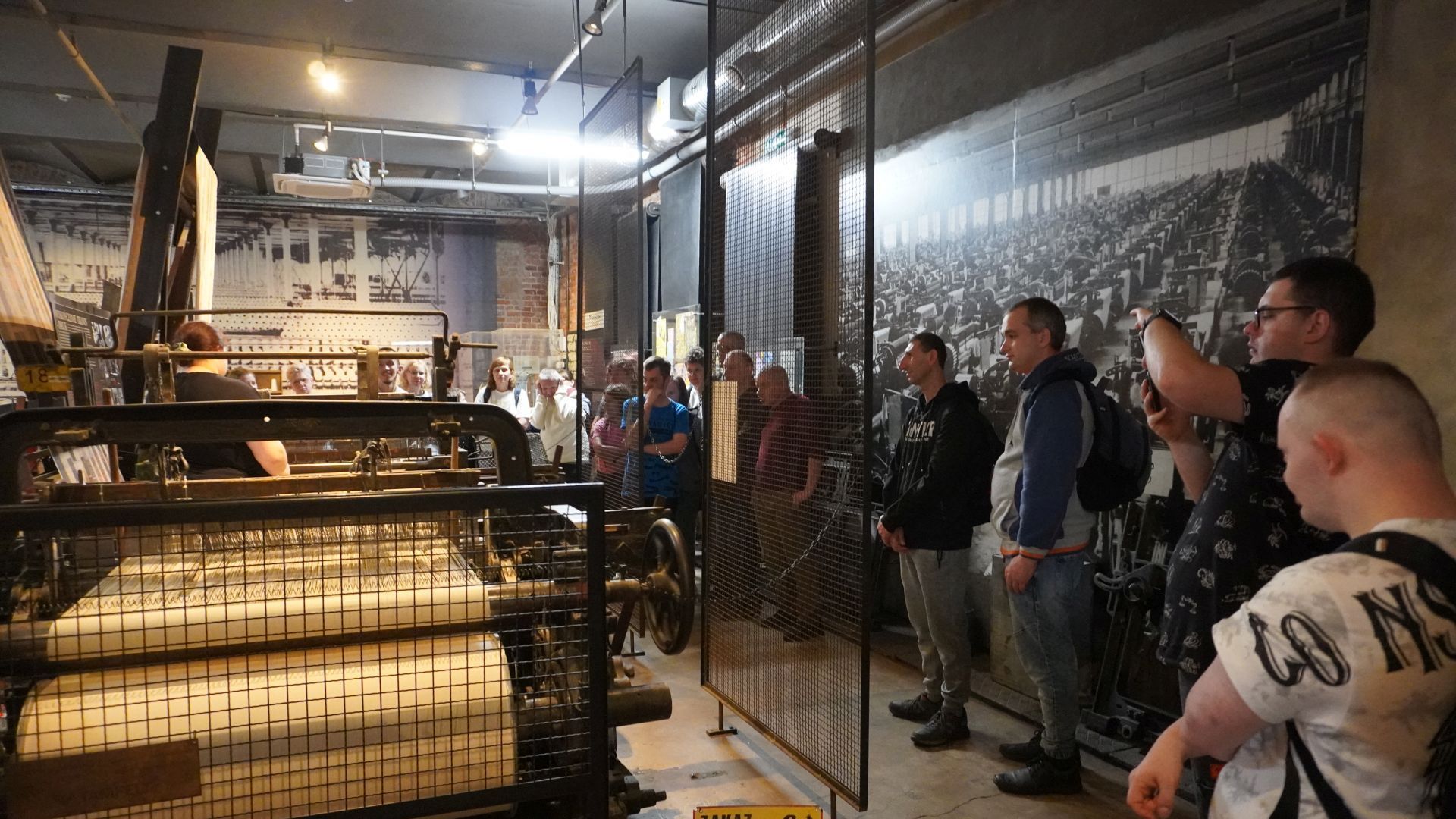 Uczestnicy podczas zwiedzania Muzeum Fabryki w Łodzi poznają proces powstawania bawełny.