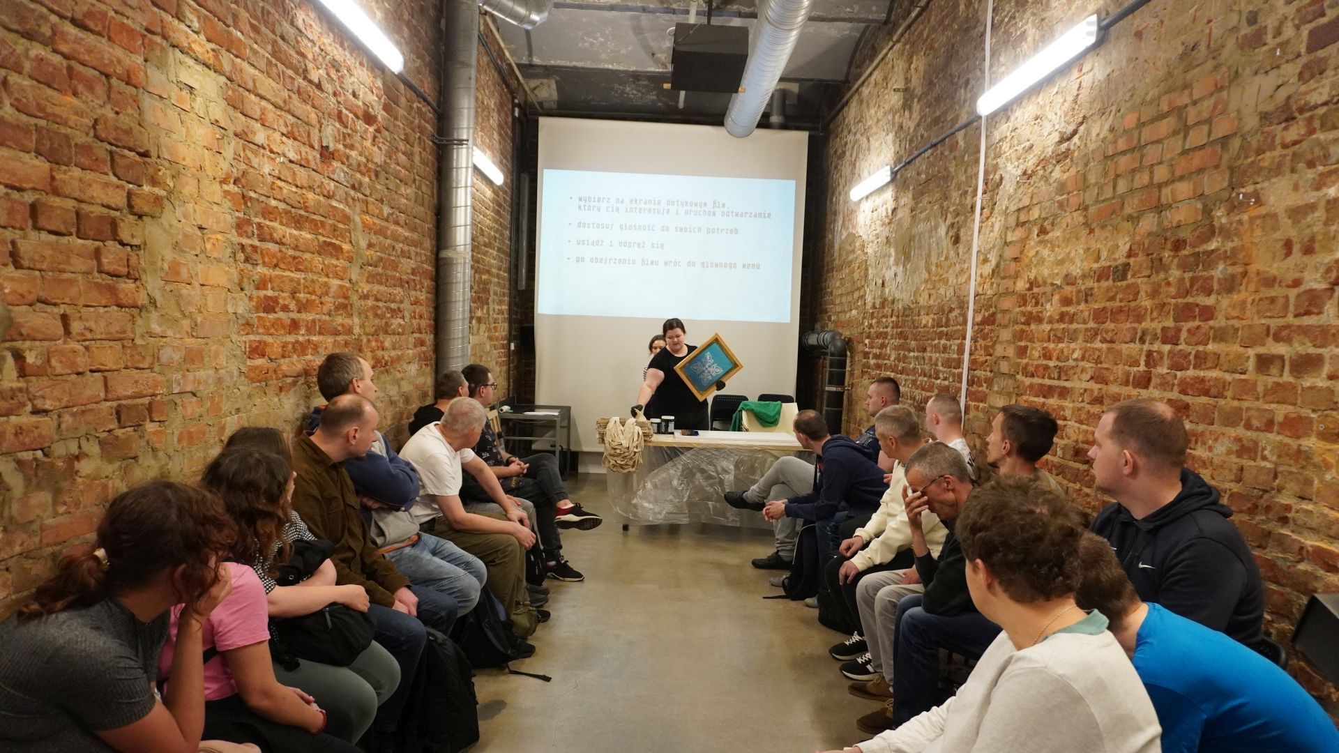 Uczestnicy podczas warsztatów ''Eko torba'' w Muzeum Fabryki w Łodzi.