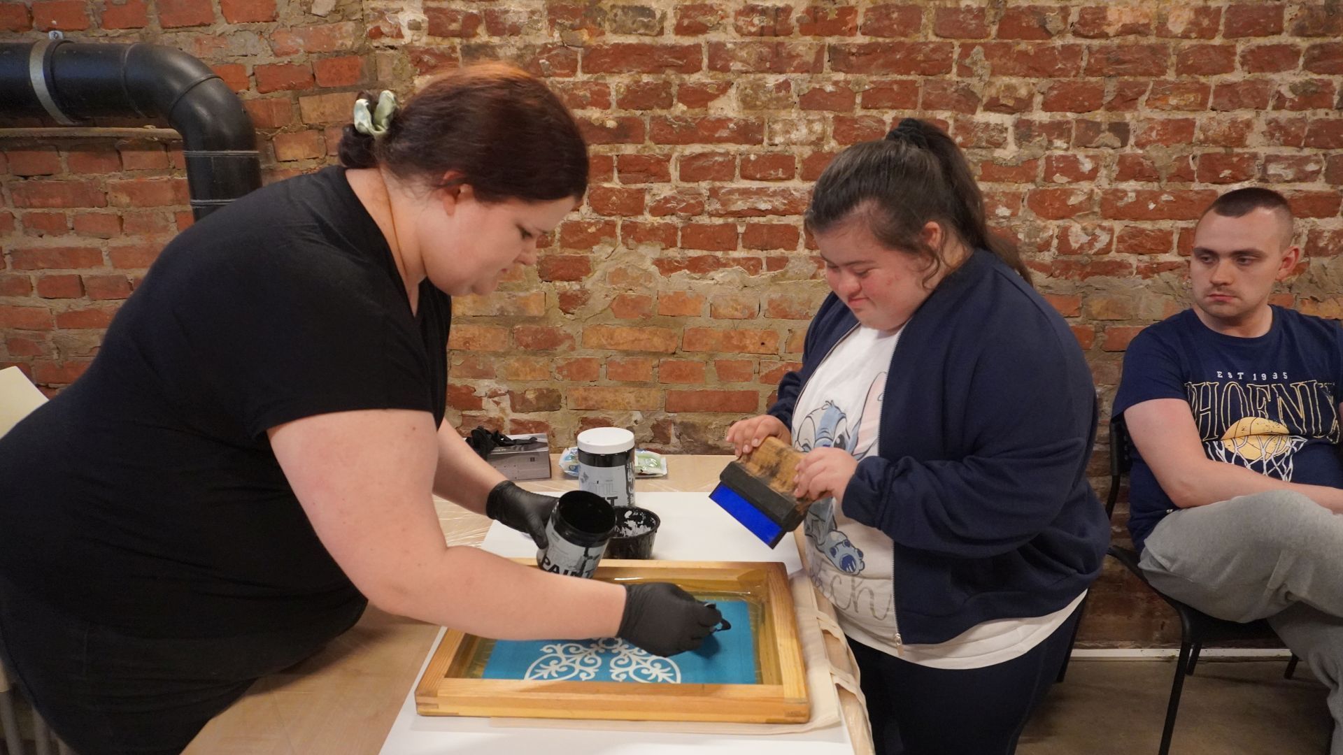 Uczestniczka Aleksandra wykonuje ręcznie nadruk na torbie podczas warsztatów ''Eko torba'' w Muzeum Fabryki w Łodzi.