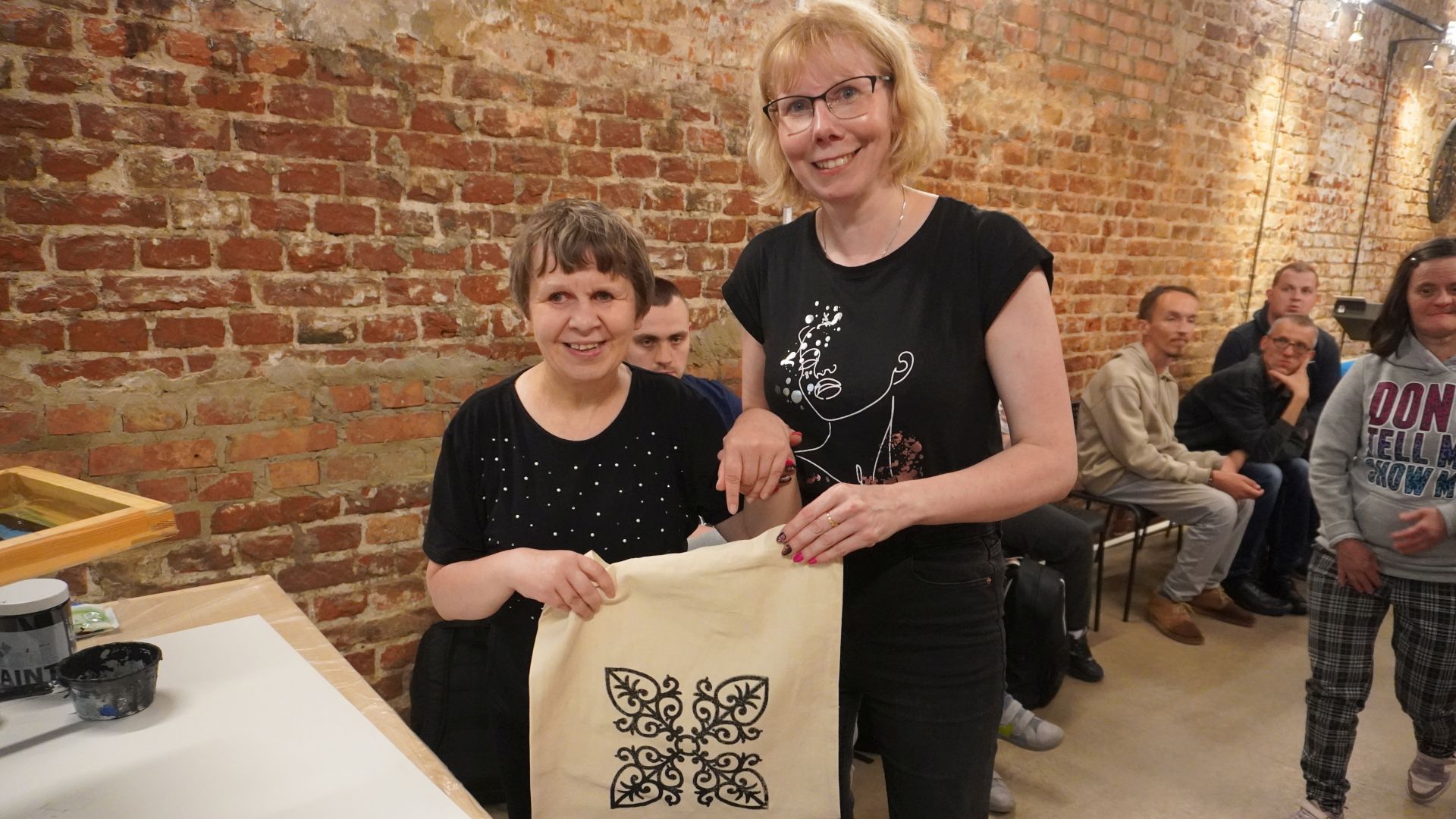 Uczestniczka Iwona pokazuje torbę jaką wykonała podczas warsztatów ''Eko torba'' w Muzeum Fabryki w Łodzi.