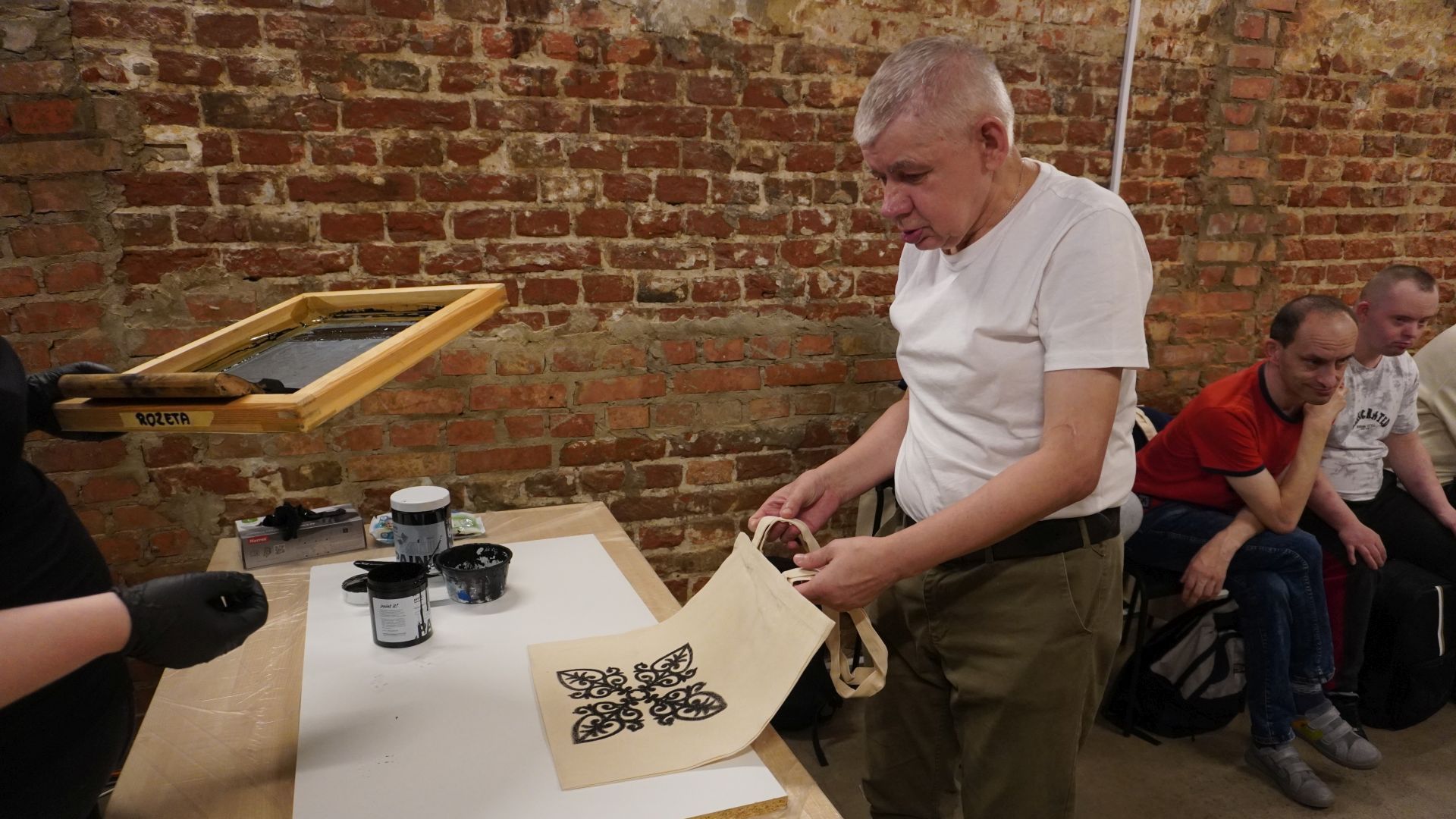 Uczestnik Sławomir wykonał ręcznie nadruk na torbie podczas warsztatów ''Eko torba'' w Muzeum Fabryki w Łodzi.