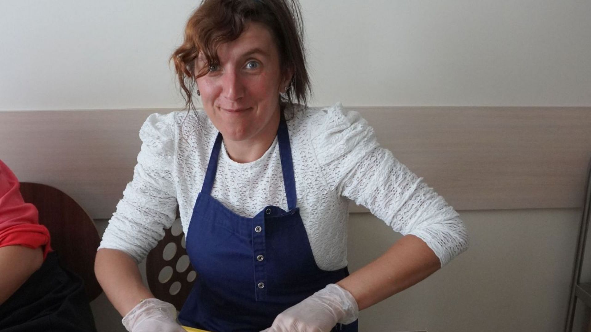 Uczestniczka Agnieszka W. kroi cukinię na leczo.