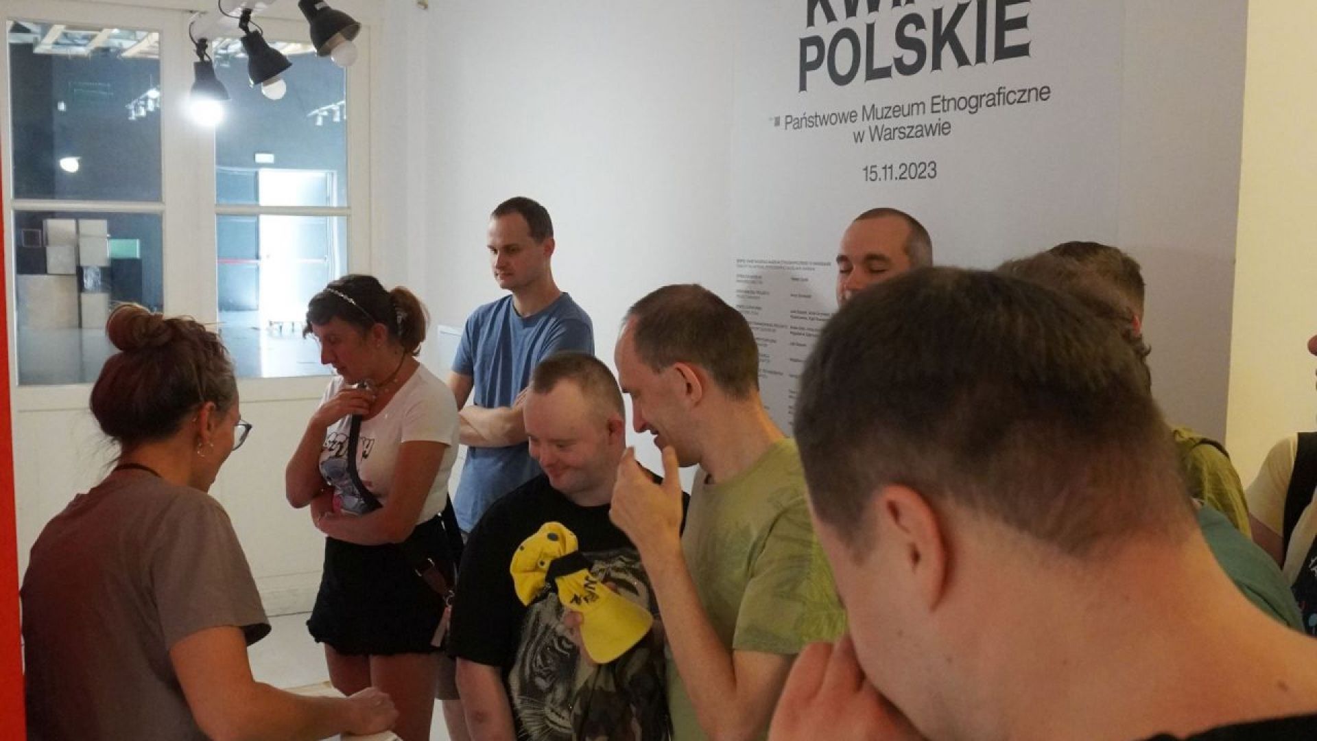 Uczestnicy podczas oglądania wystawy ''Kwiaty polskie'' w Muzeum Etnograficznym w Warszawie.
