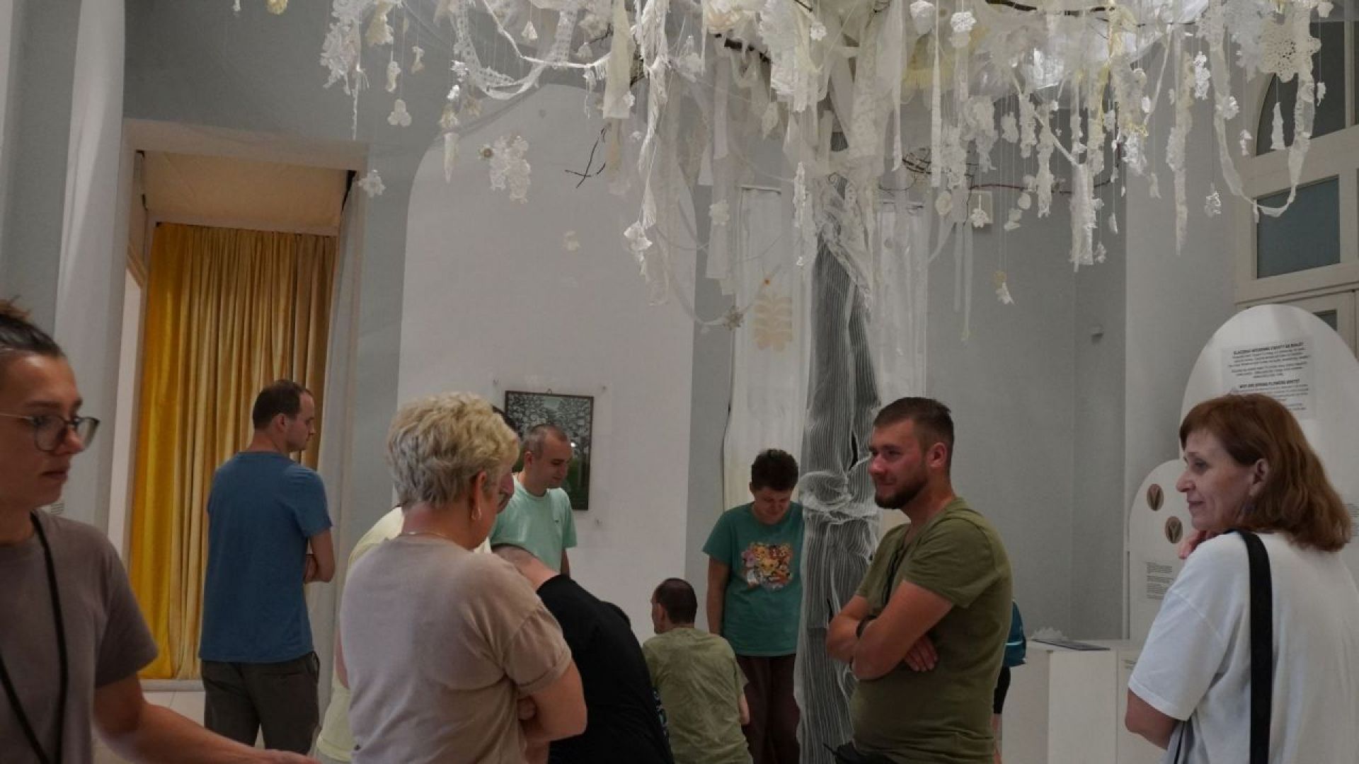 Uczestnicy wraz z terapeutami podczas oglądania wystawy ''Kwiaty polskie'' w Muzeum Etnograficznym w Warszawie.