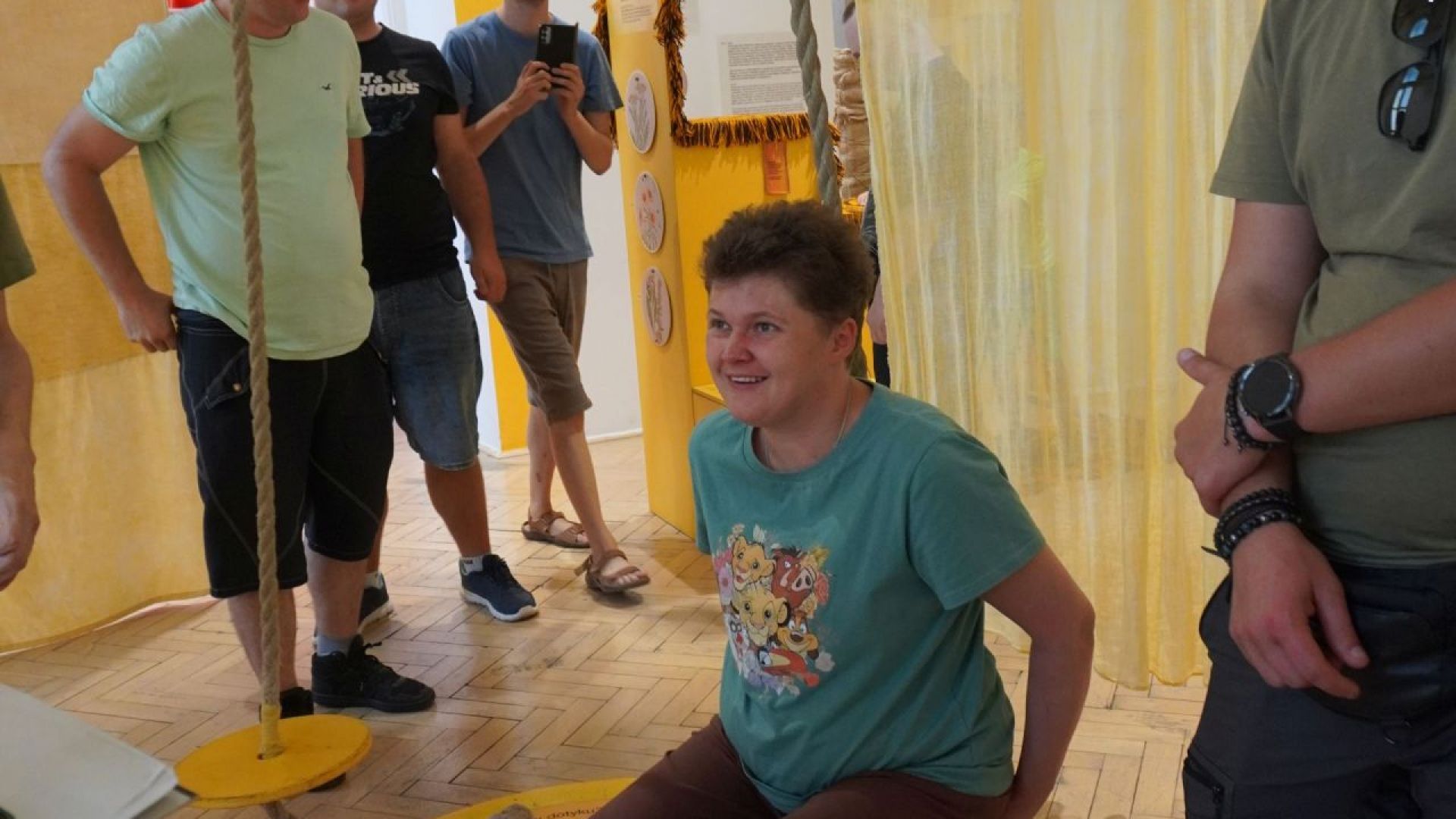 Uczestniczka Aneta podczas wizyty w Muzeum Etnograficznym w Warszawie korzysta z atrakcji jaką była możliwość bujania się na sznurach z lnu i konopi.