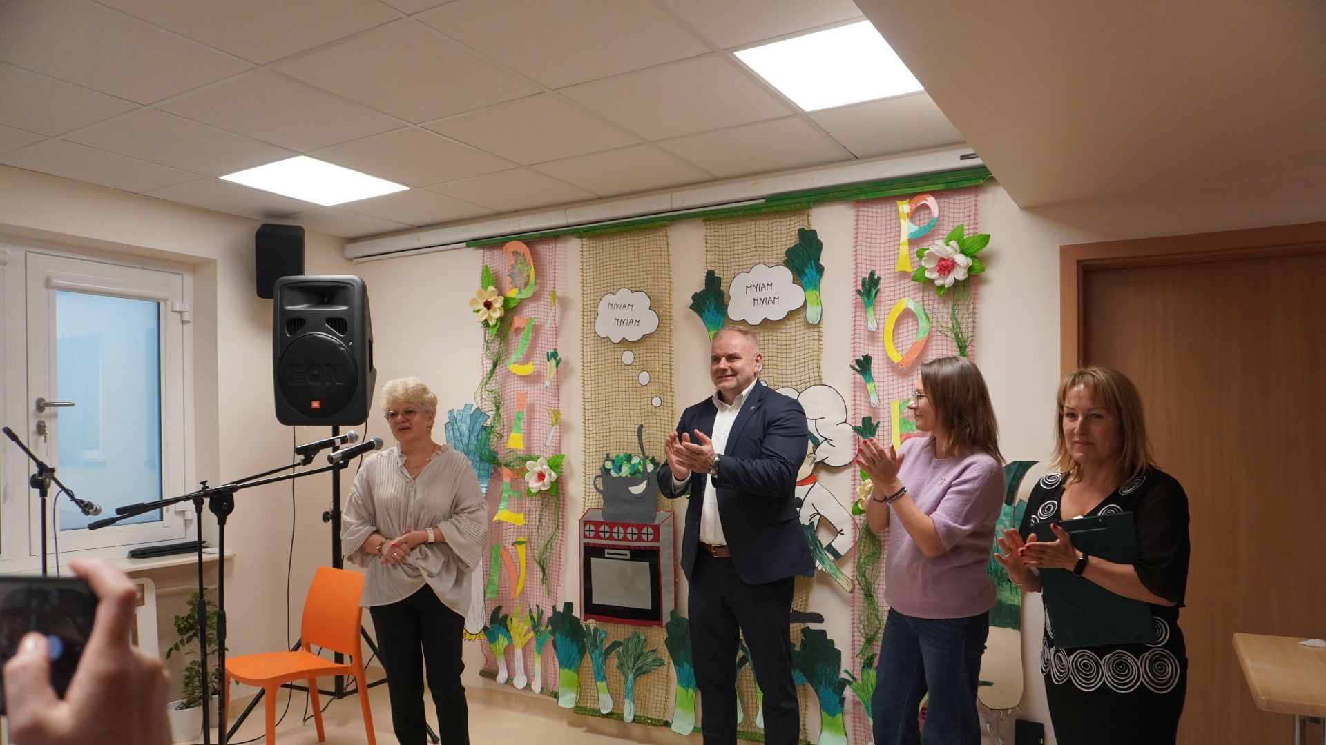 Terapeuta zajęciowy PŚDS, pani Iwona Lis opowiada o daniu przygotowanym przez nasz Dom na konkurs kulinarny zorganizowany w ramach Święta Warzywa w ŚDS w Siedlcach. 