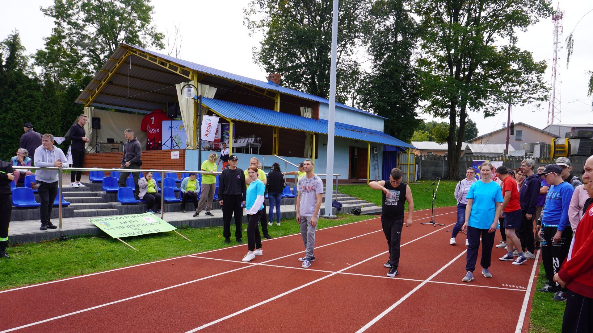 Uczestnik Sebastian C. przygotowuje się do biegu na 40 m podczas integracyjnej olimpiady sportowej ''Mrozy bez Barier''. 
