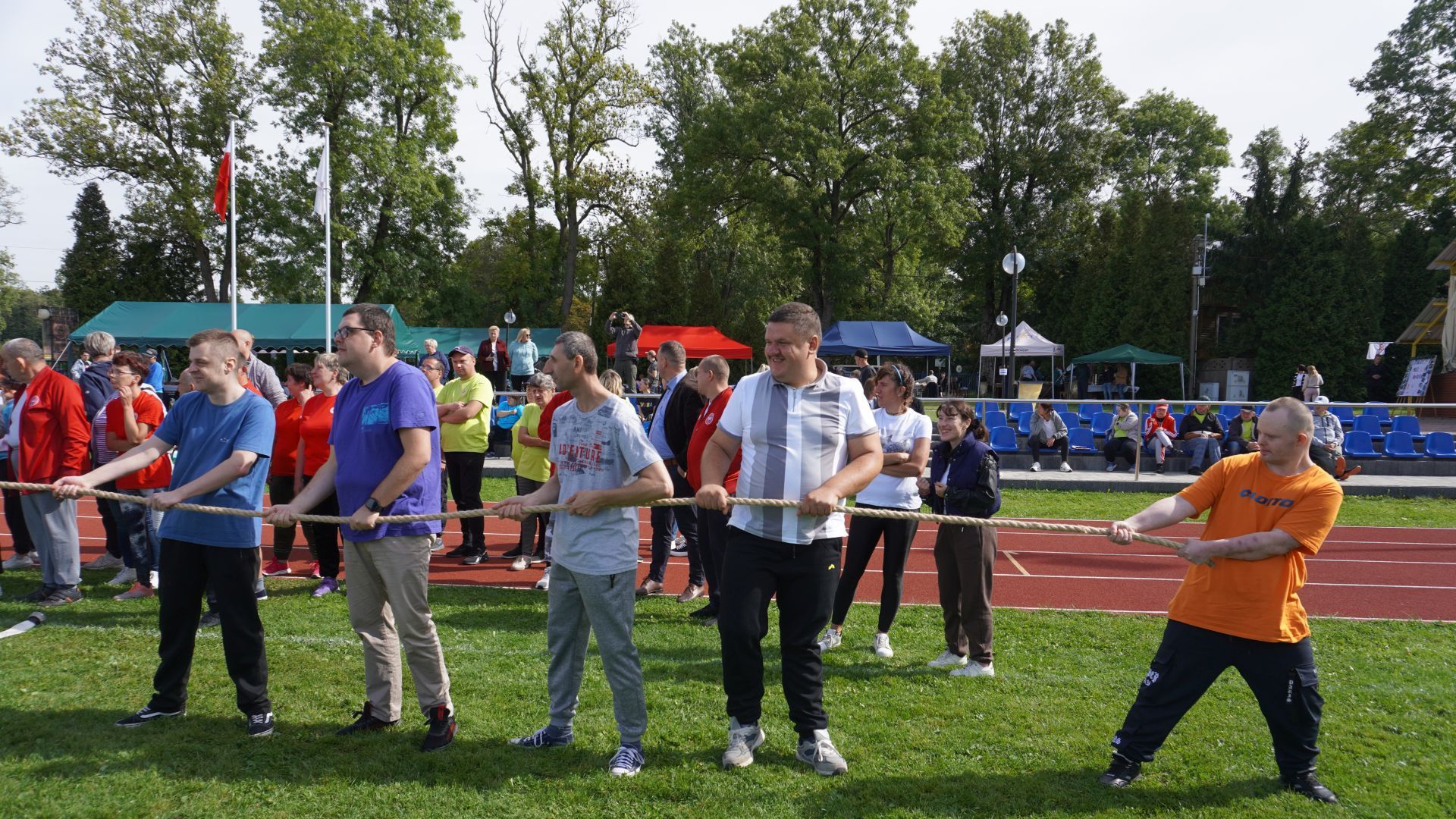 Przeciąganie liny podczas integracyjnej olimpiady sportowej ''Mrozy bez Barier''. 