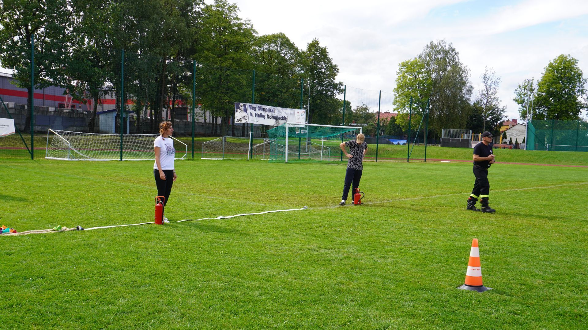 Uczestniczka Agnieszka W. przygotowuje się do konkurencji z torem przeszkód podczas integracyjnej olimpiady sportowej ''Mrozy bez Barier''. 