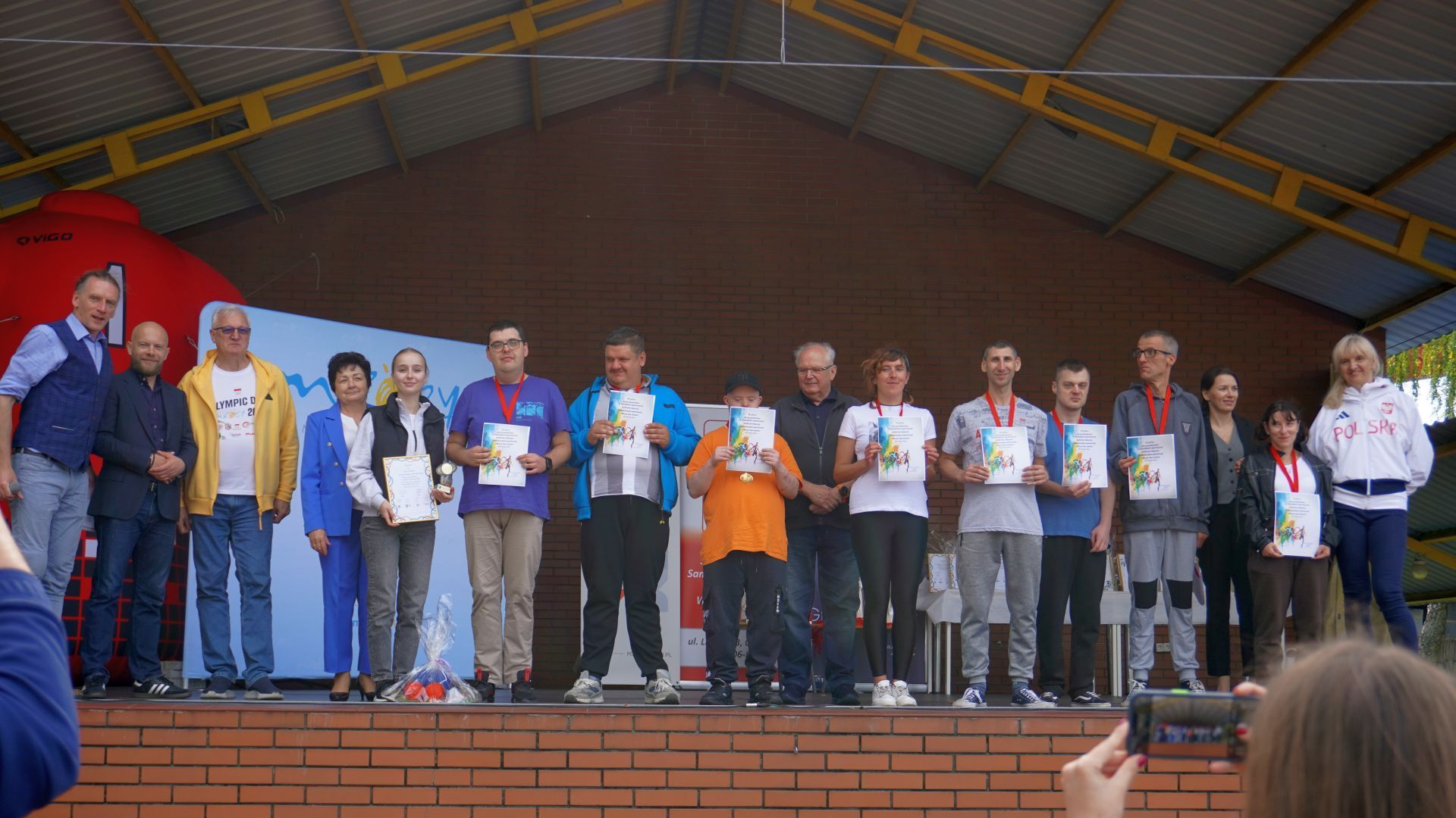 Uczestnicy naszego Domu wraz z opiekunem pozują do zdjęcia z przedstawicielami organizatorów oraz gośćmi integracyjnej olimpiady sportowej ''Mrozy bez Barier''. 