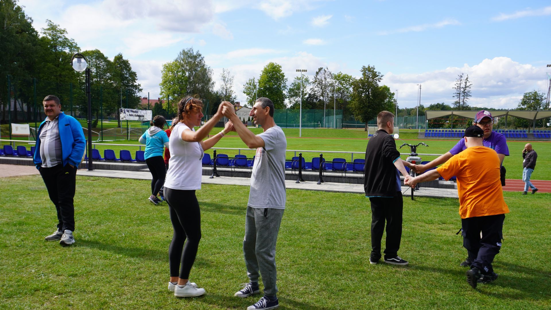 Uczestnicy naszego Domu tańczą na dyskotece podczas integracyjnej olimpiady sportowej ''Mrozy bez Barier''. 