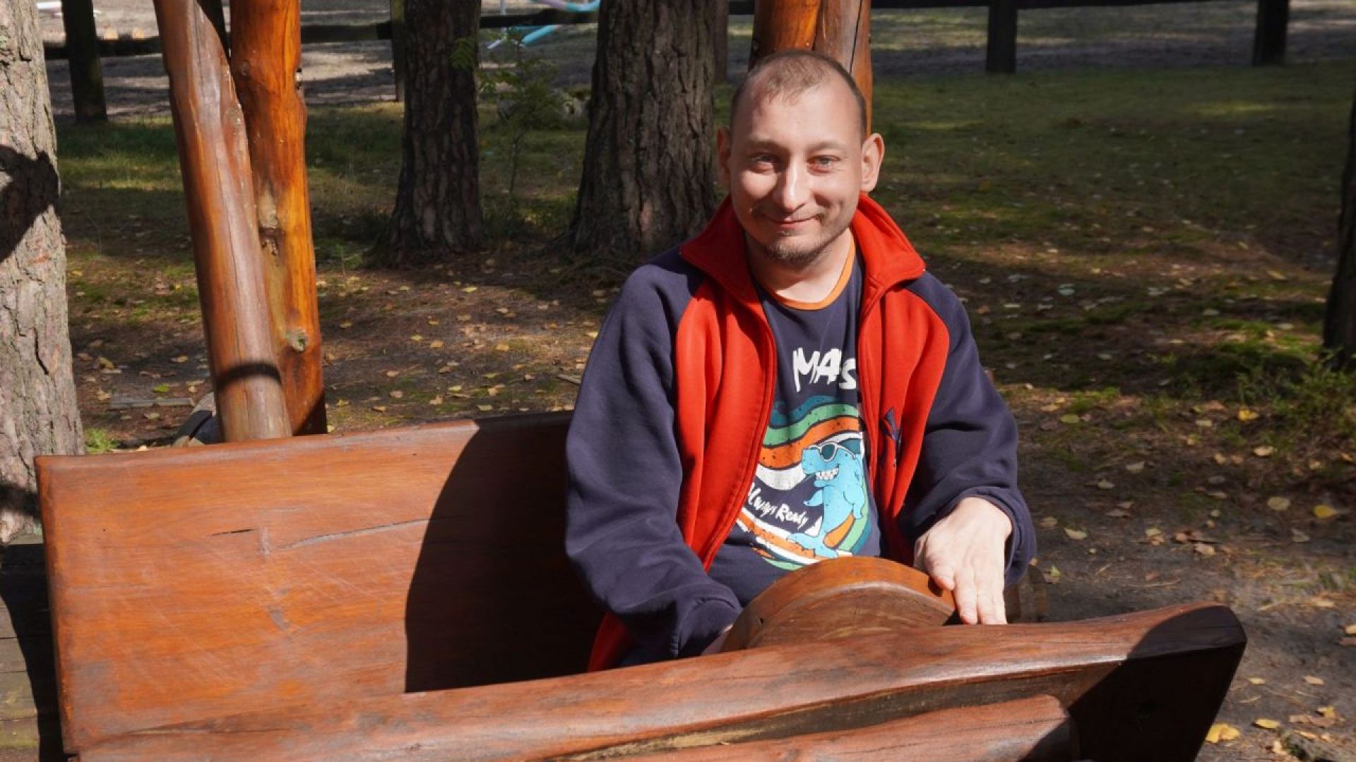 Uczestnik Maciej podczas imprezy plenerowej ''Morskie Opowieści'' w DPS ''Jedlina w Mieni.