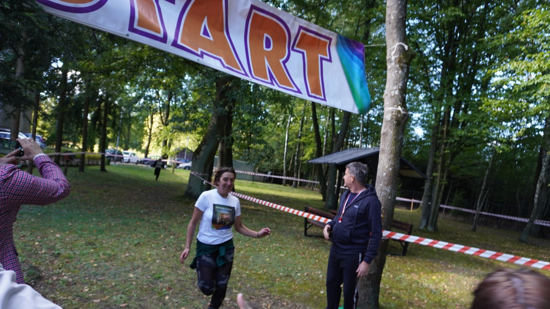 Uczestniczka Agnieszka W. przebiega metę podczas zawodów sportowych w Zespole Szkół Specjalnych w Ignacowie.