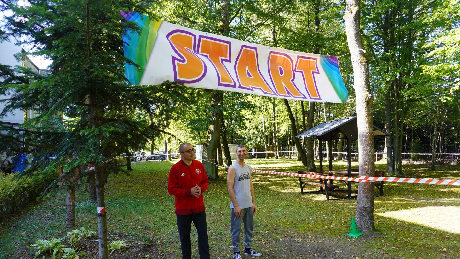 Uczestnik Sebastian wraz z innym zawodnikiem przygotowują się do biegu podczas zawodów sportowych w Zespole Szkół Specjalnych w Ignacowie.