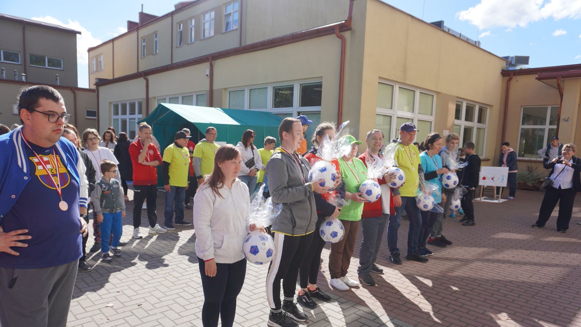 Wręczenie nagród za udział w zawodach sportowych w Zespole Szkół Specjalnych w Ignacowie.
