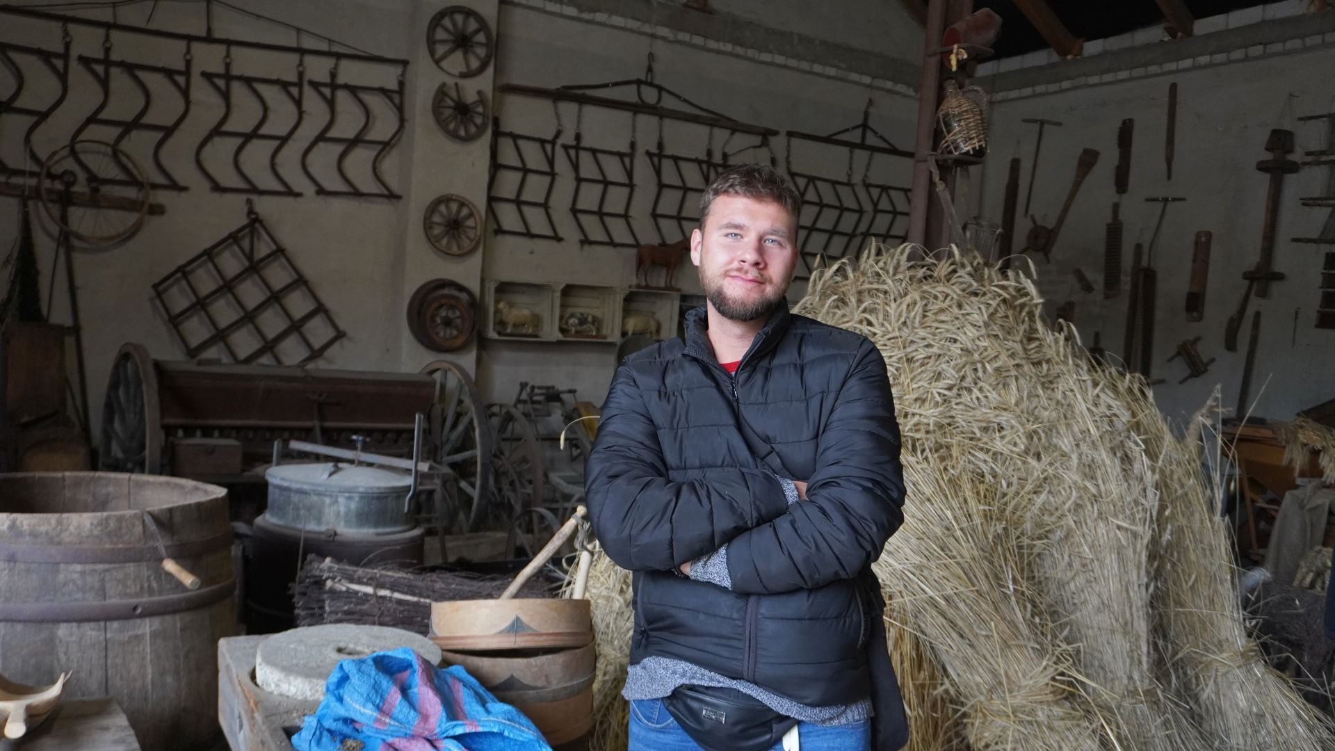 Uczestnik Bartek w stodole podczas warsztatów jesiennych w Gospodarstwie Agroturystycznych ''Dolina Bobrów''.