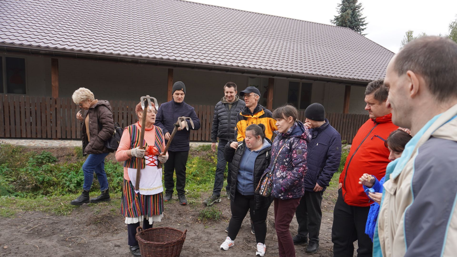 Uczestnicy PŚDS podczas wykopków  w Gospodarstwie Agroturystycznych ''Dolina Bobrów''. 