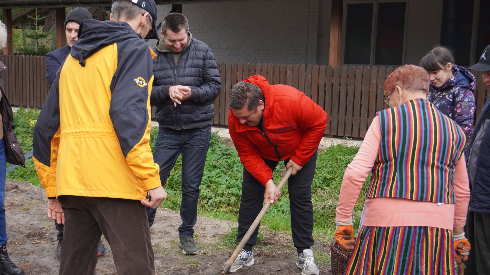 Uczestnicy PŚDS podczas wykopków  w Gospodarstwie Agroturystycznych ''Dolina Bobrów''. 