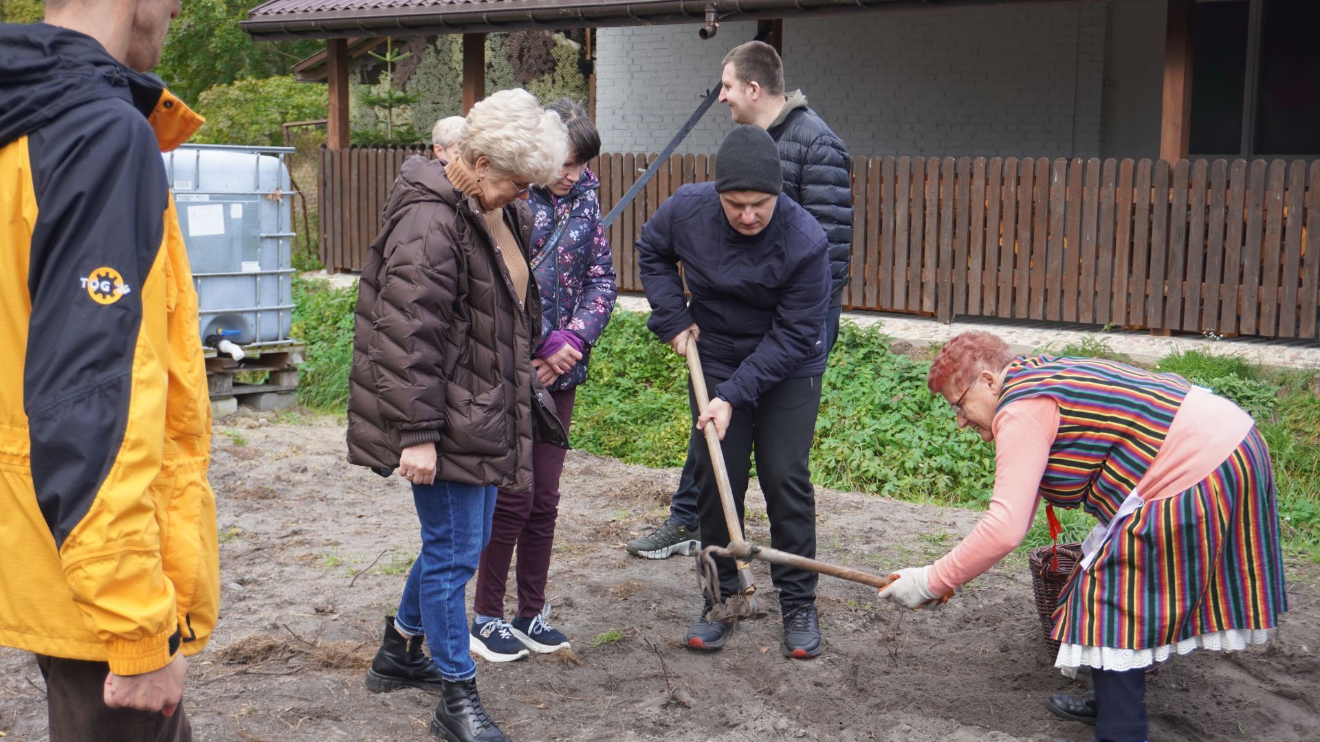 Uczestnicy PŚDS podczas wykopków  w Gospodarstwie Agroturystycznych ''Dolina Bobrów''. 