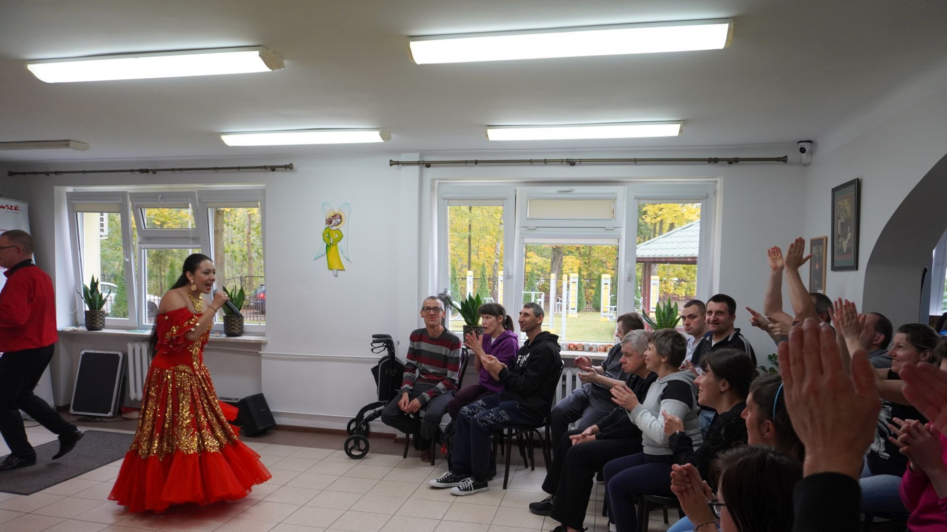 Uczestnicy podczas koncertu muzyki romskiej w wykonaniu Patrycji Runo i Marka Lesińskiego.