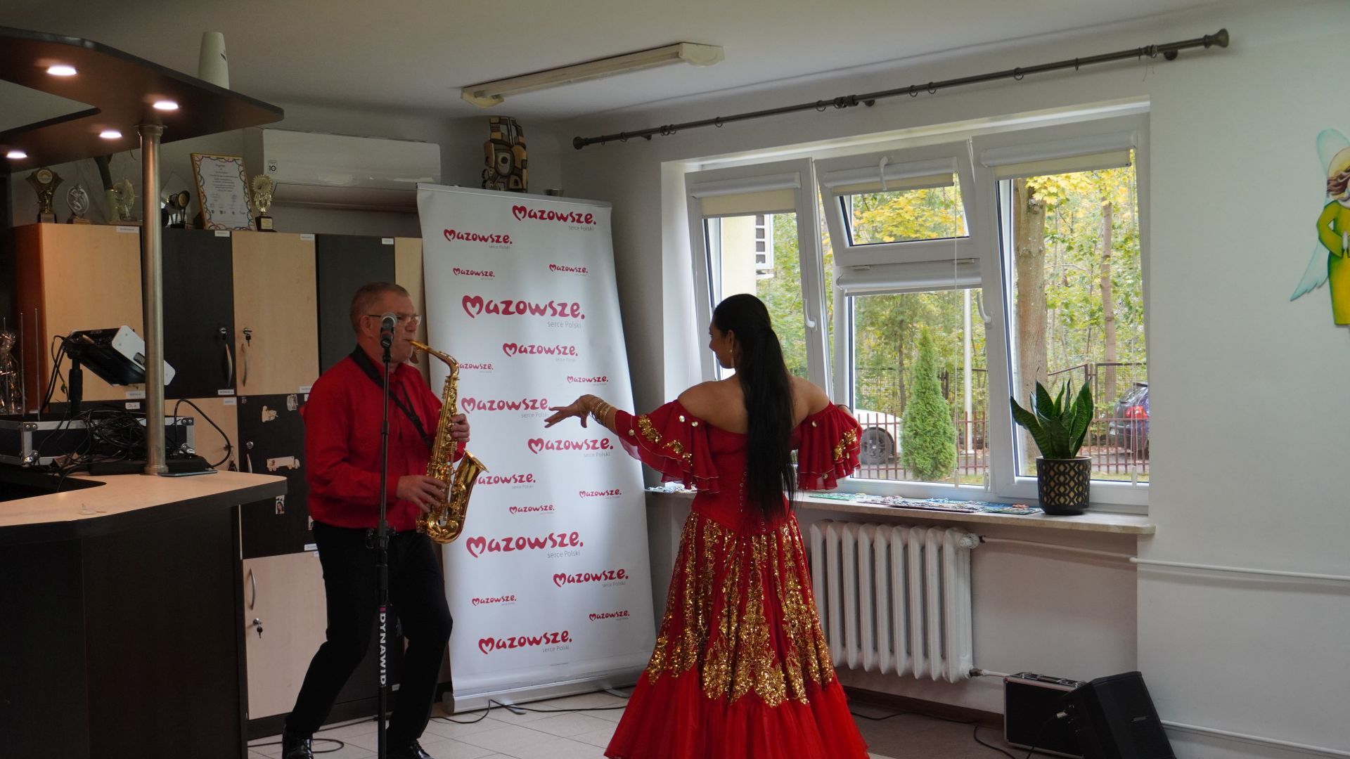Koncert muzyki romskiej w wykonaniu Patrycji Runo i Marka Lesińskiego.