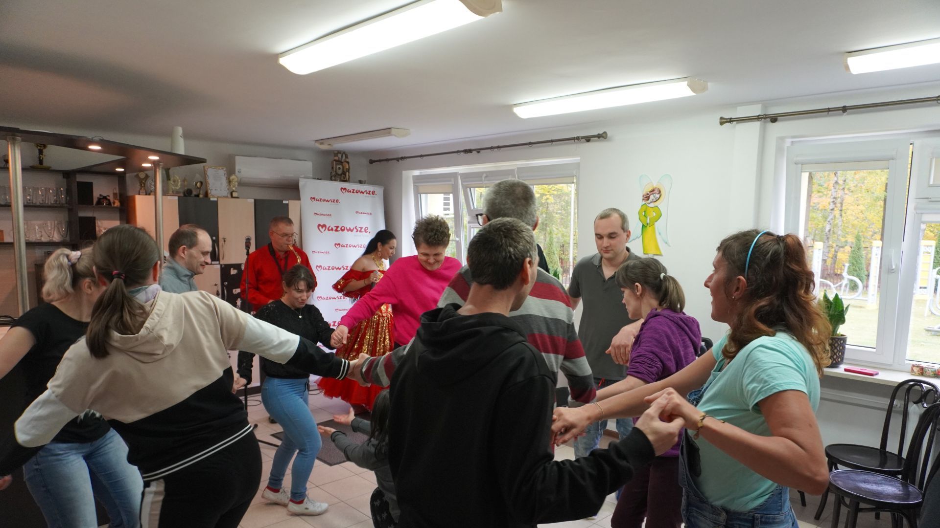 Uczestnicy tańczą podczas koncertu muzyki romskiej w wykonaniu Patrycji Runo i Marka Lesińskiego.
